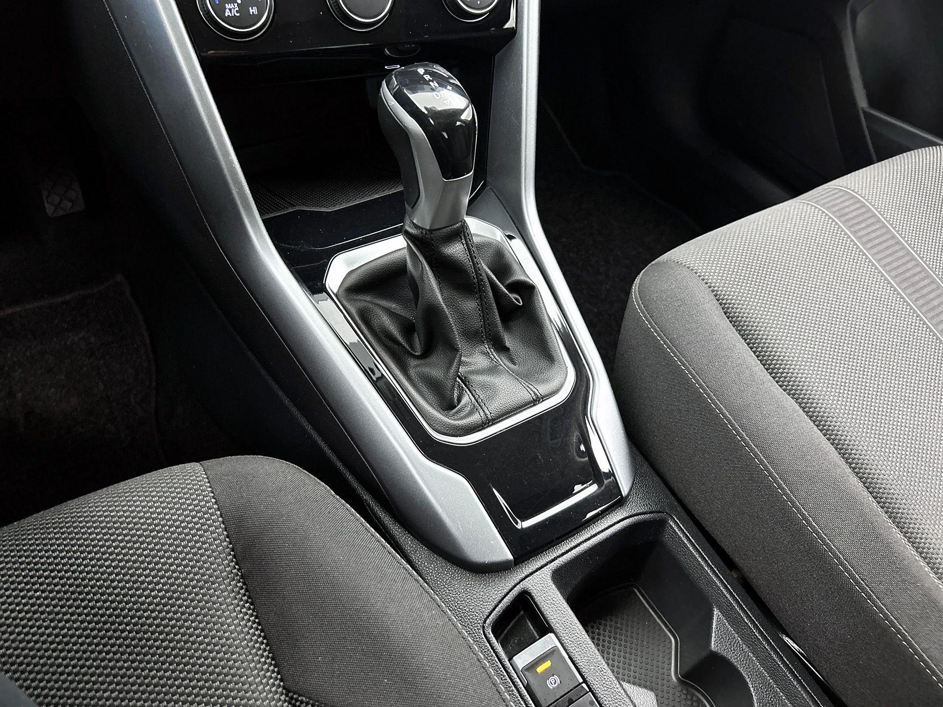 Volkswagen-T-Roc-image-23