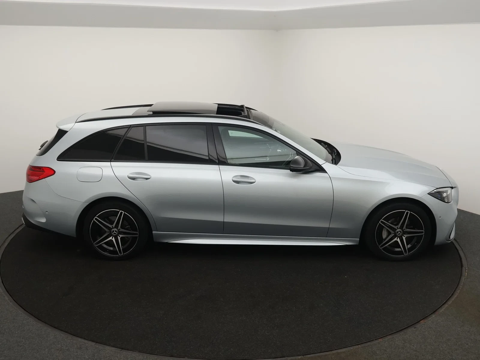 Mercedes-Benz Classe C Classe SW PHEV (S206) Break 300e PHEV AMG Line 313PK *AUTOMAAT*PANODAK*TREKHAAK*LEDER*CAMERA*PDC*NAV*APP-CONNECT*...*