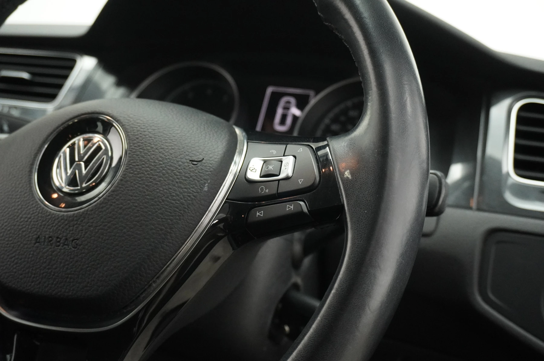 Volkswagen-Golf-image-26