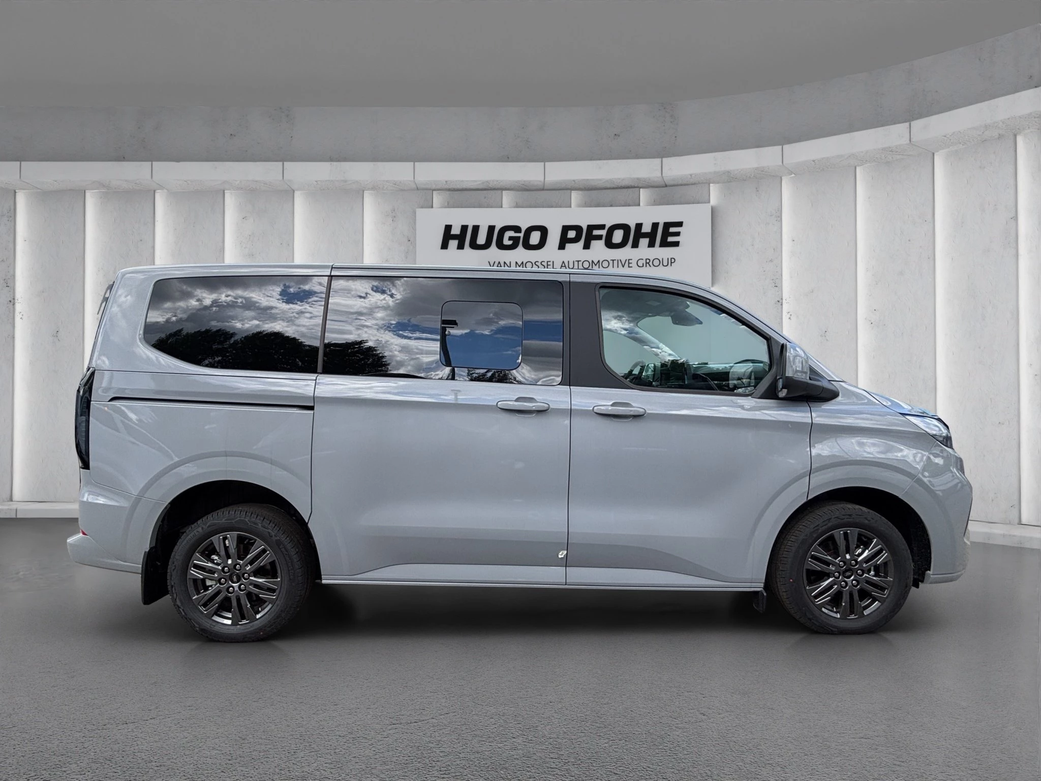 Ford Tourneo Custom Titanium 2.0 EcoBlue 125kW 320 L1 Auto FWD Van. 4-türig