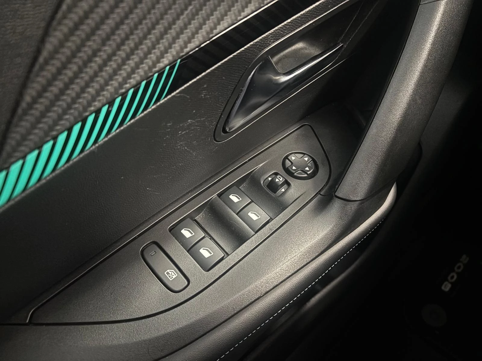 Peugeot-e-2008-image-9