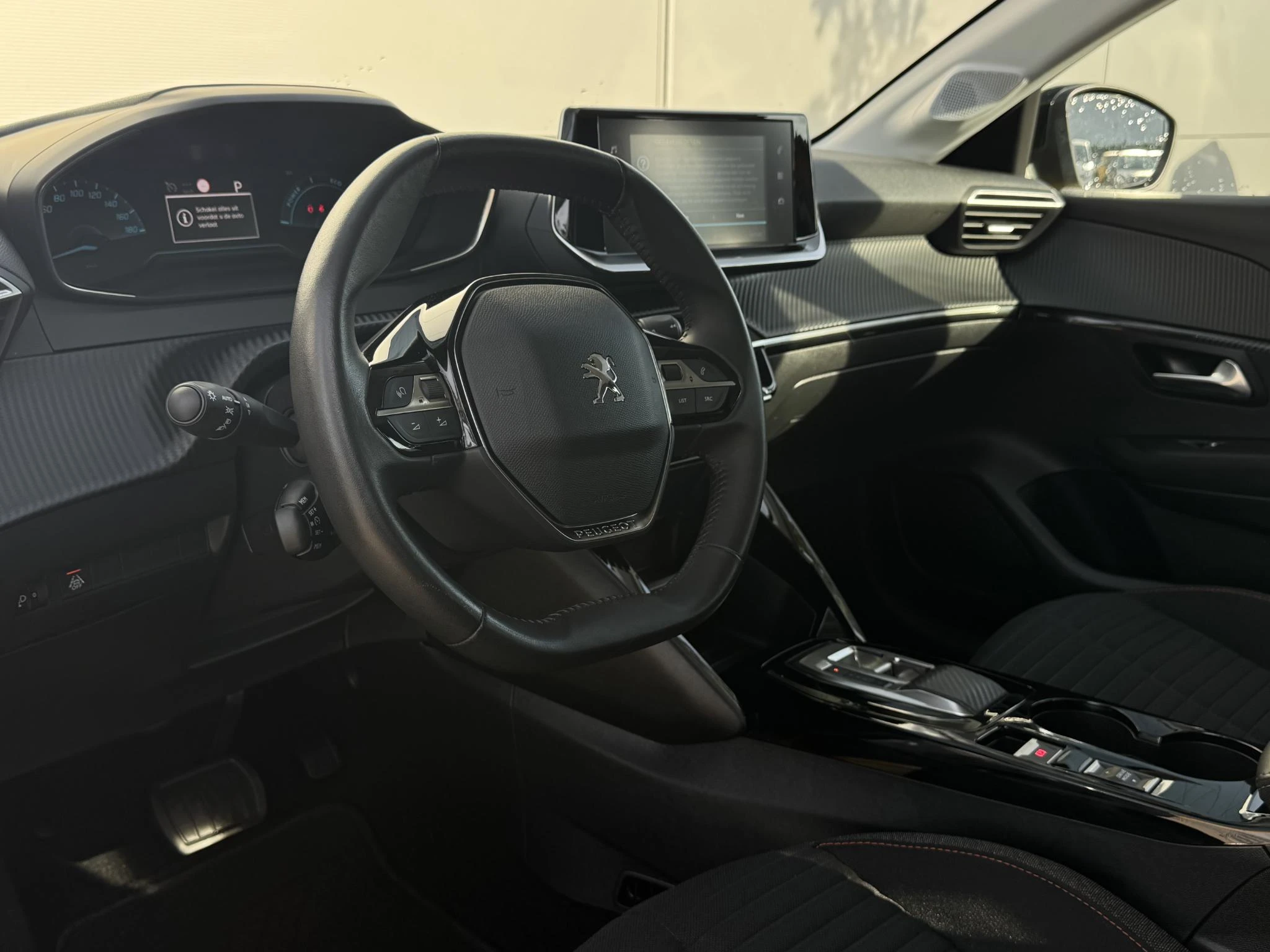 Peugeot-e-208-image-10