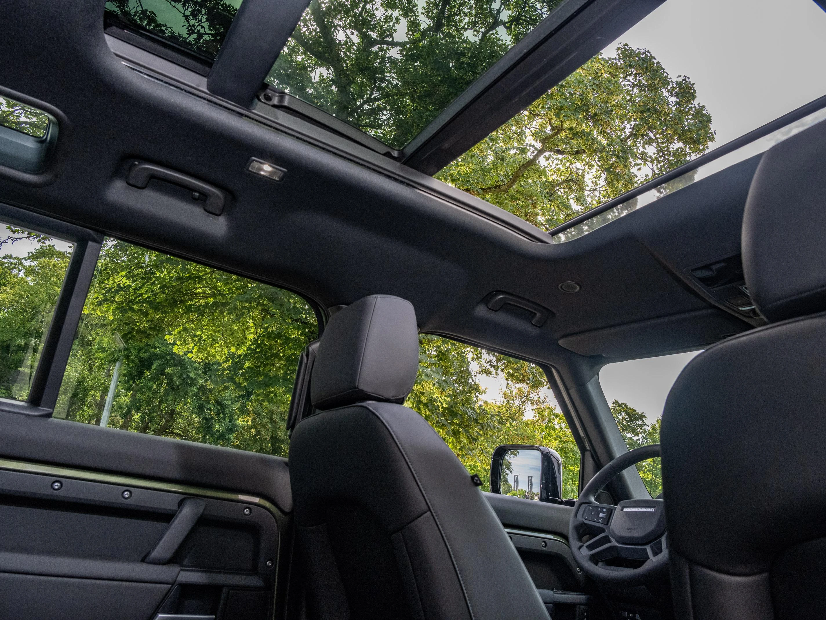 Land Rover Defender D250 X-Dynamic SE