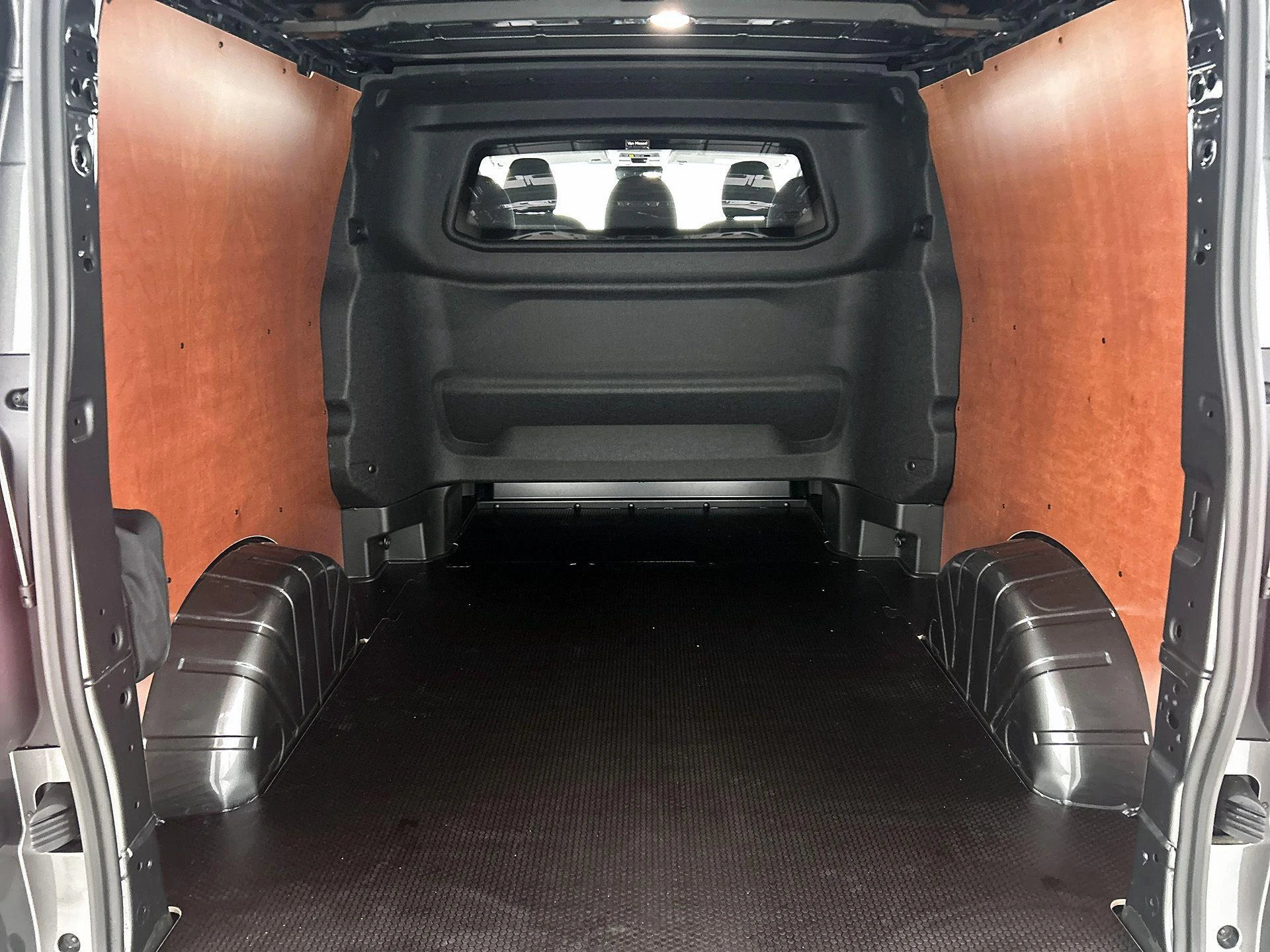 Volkswagen-e-Transporter-image-4