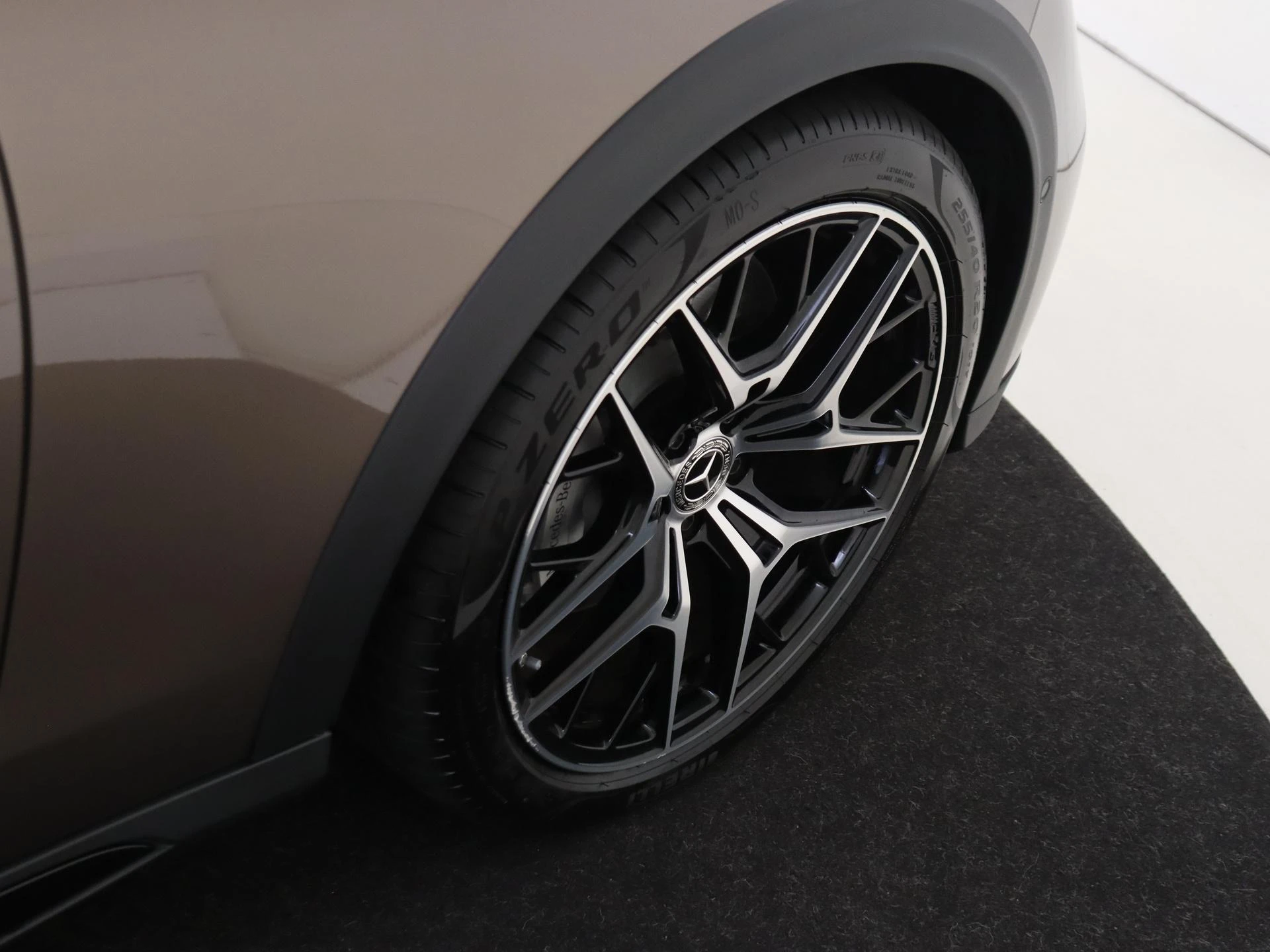 Mercedes-Benz-E-Klasse-image-9