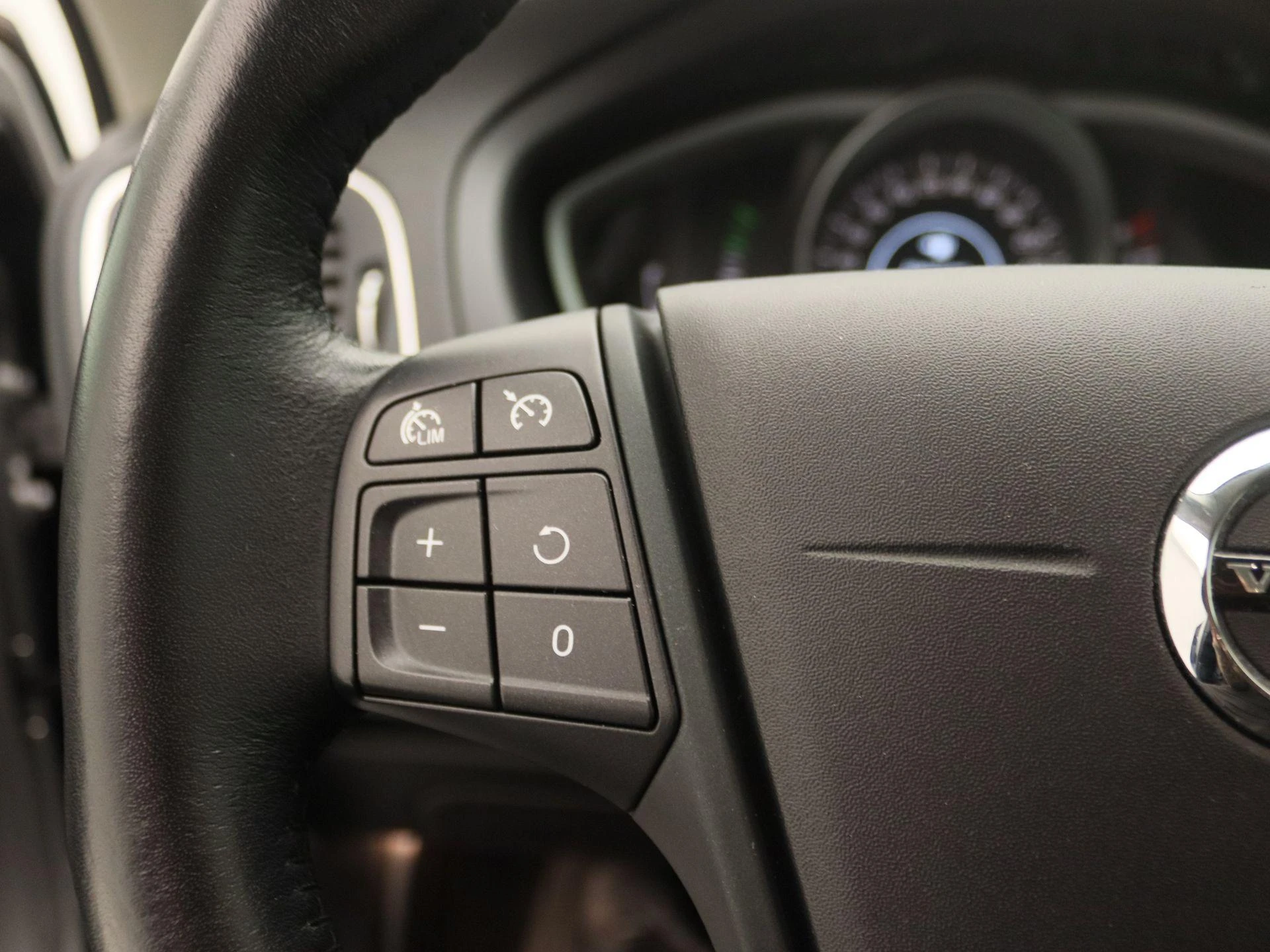 Volvo-V40-image-17