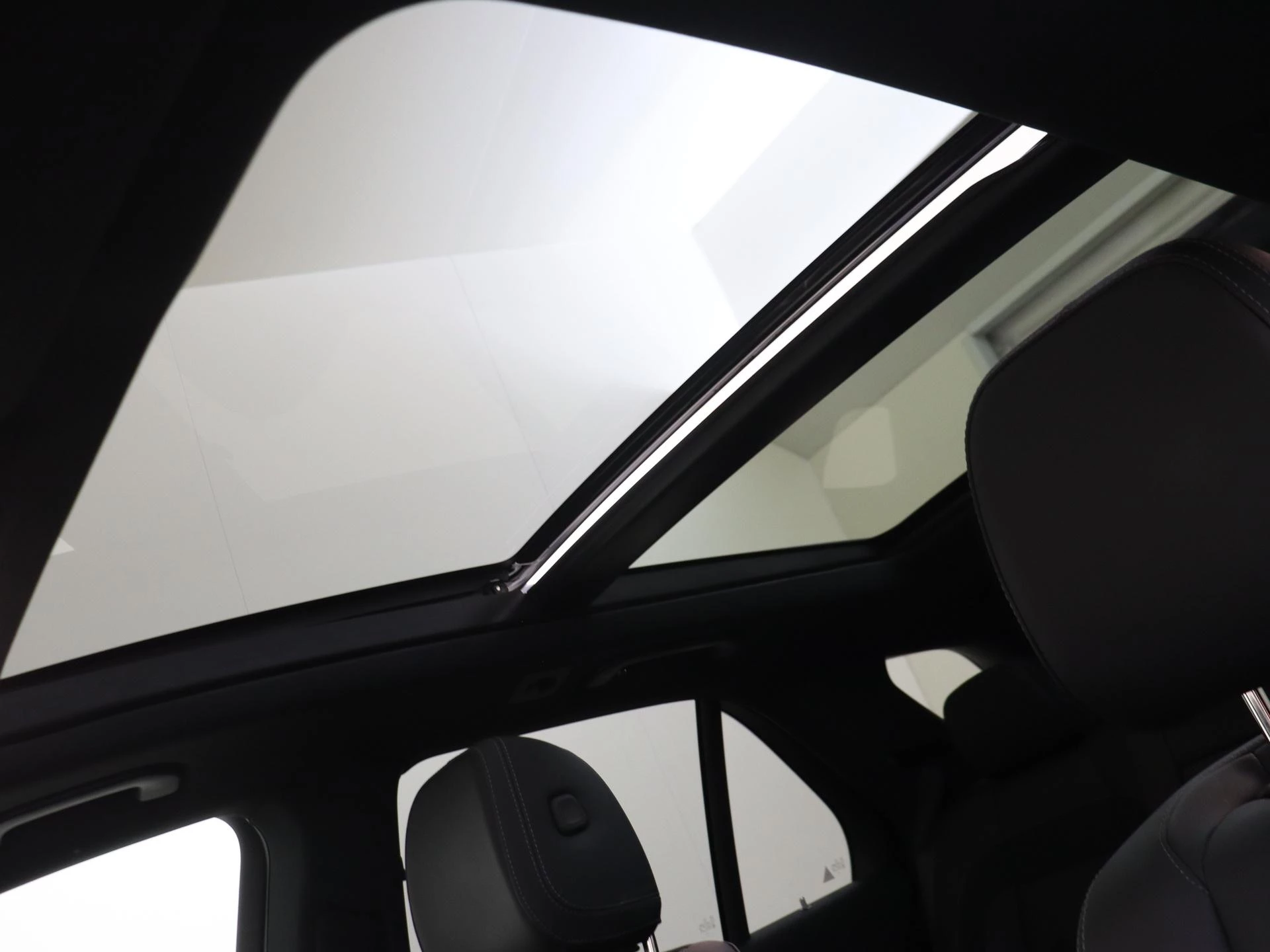 Mercedes-Benz-GLE-image-38