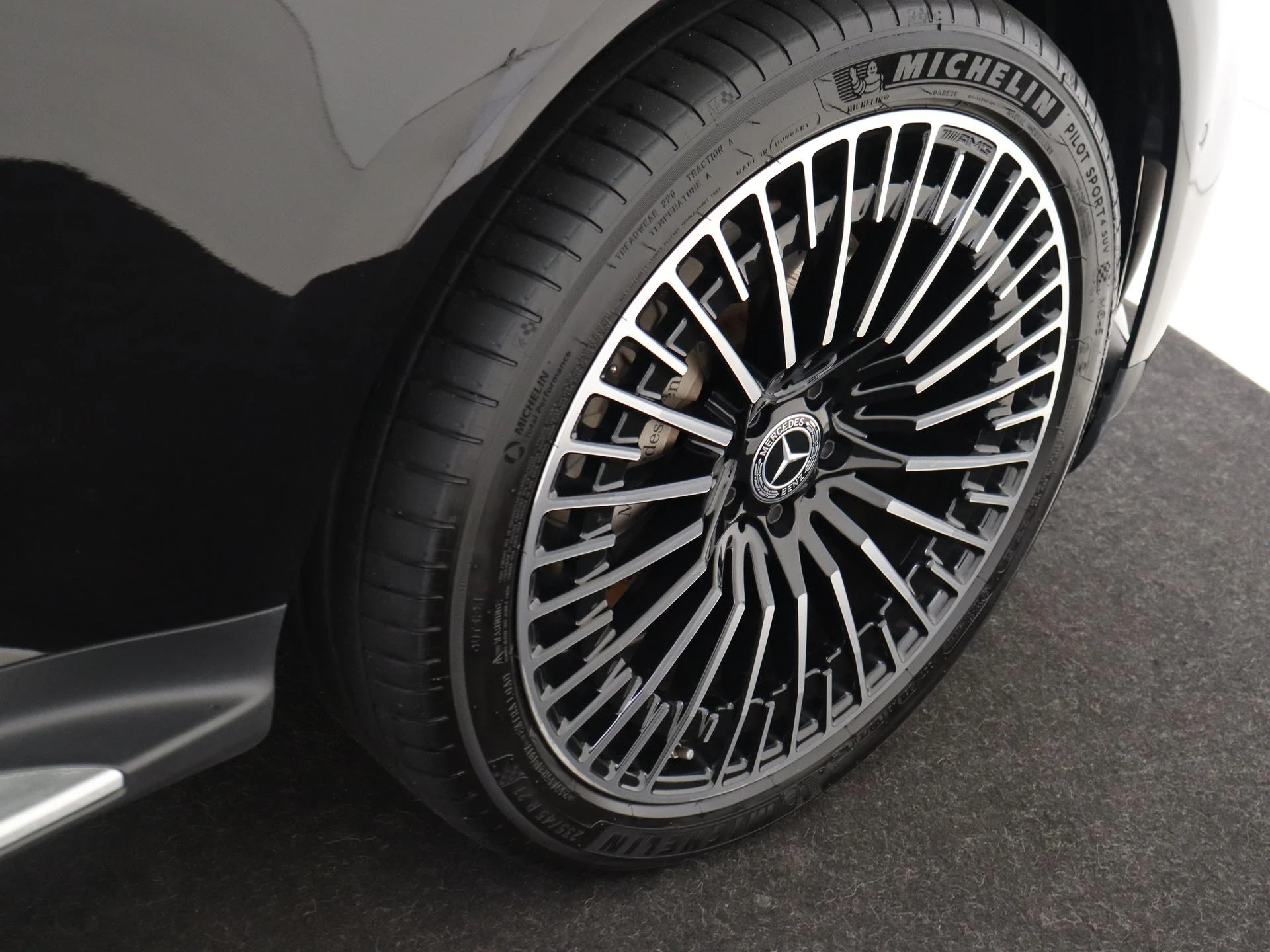 Mercedes-Benz-EQC-image-32