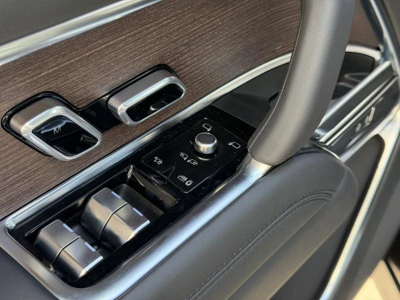 Land Rover-Range Rover-image-27