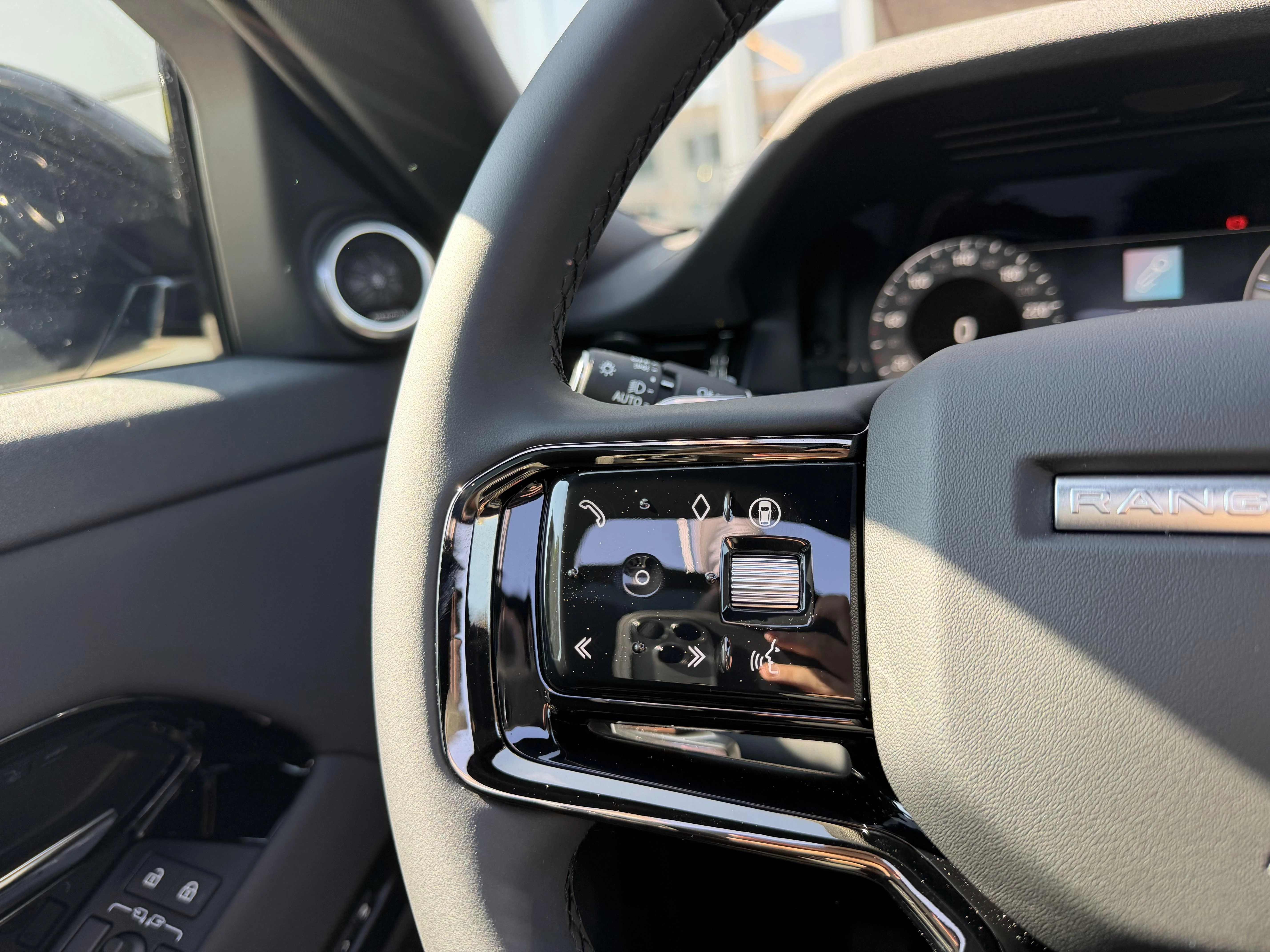 Land Rover Range Rover Evoque P270e Dynamic SE AWD Auto. 26MY