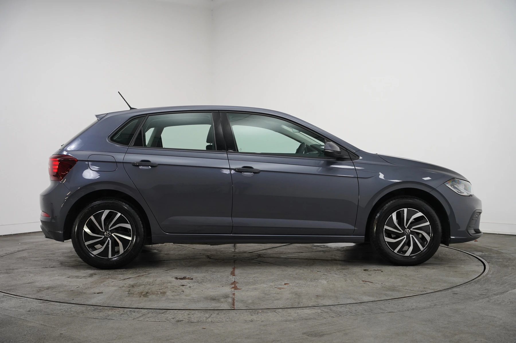 Volkswagen-Polo-image-3