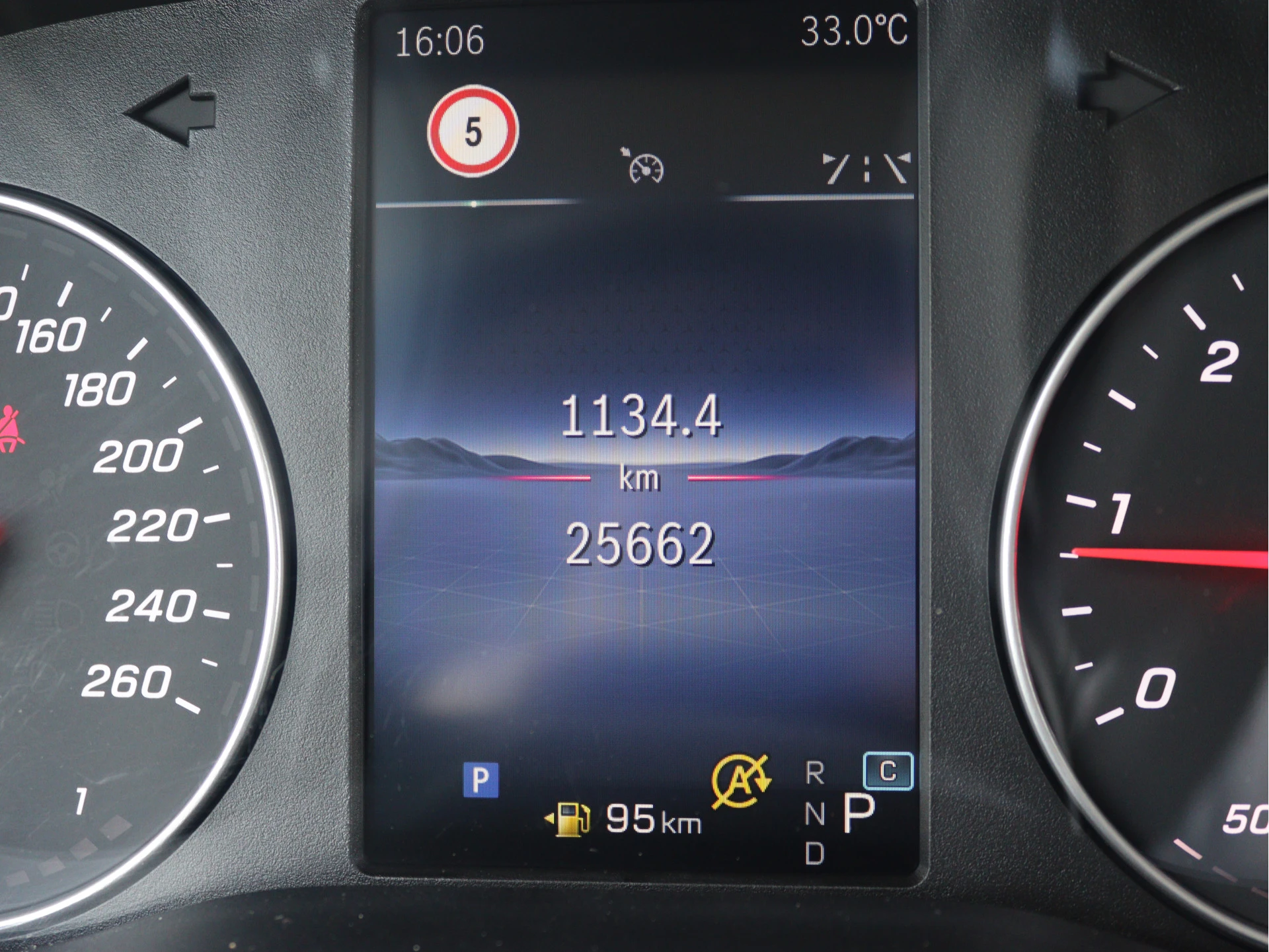 Mercedes-Benz-Vito-image-5