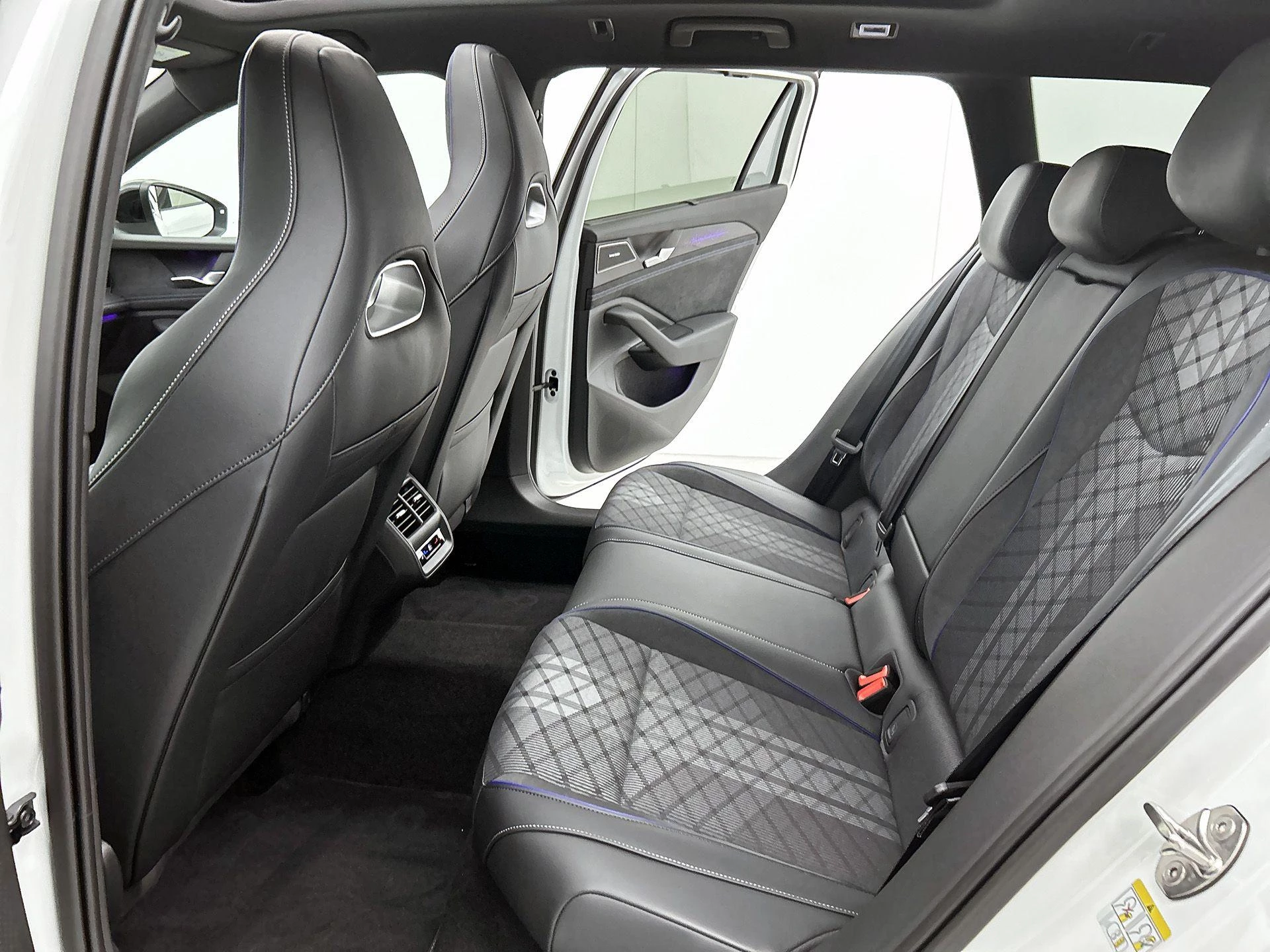 Volkswagen-Passat-image-25