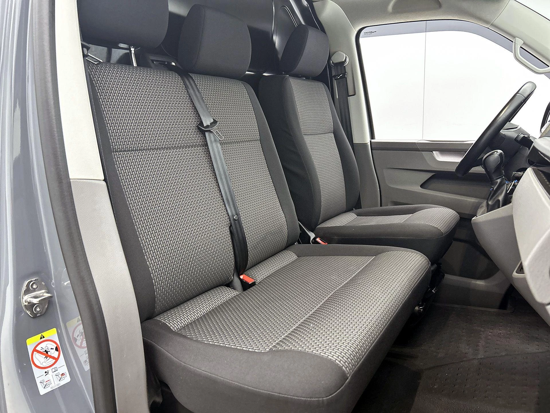 Volkswagen-Transporter-image-34