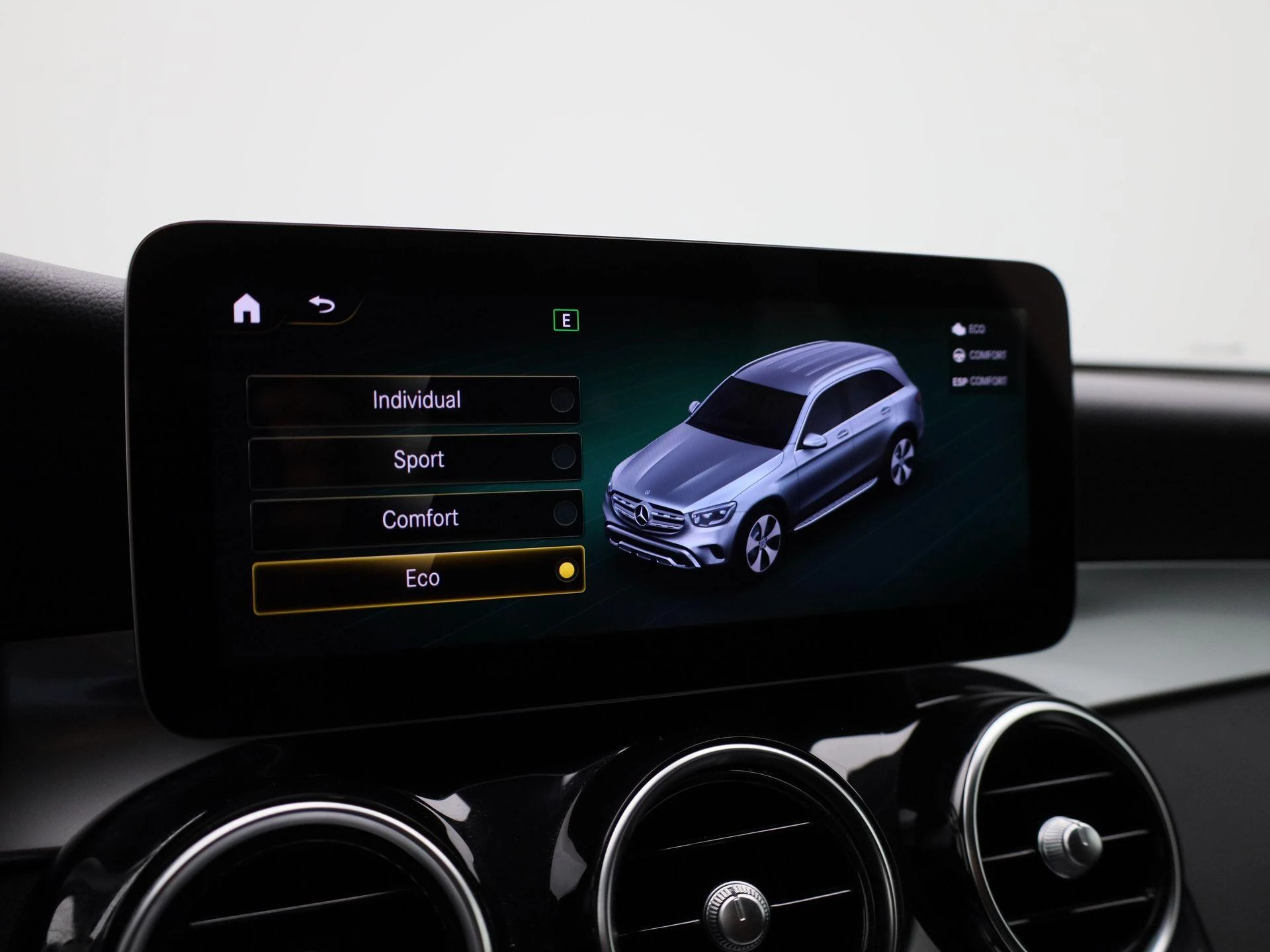 Mercedes-Benz-GLC-image-27