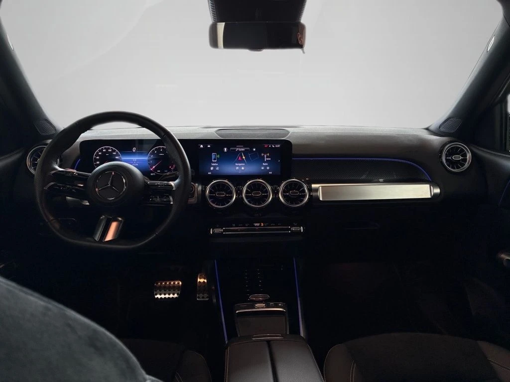 Mercedes-Benz-GLB 200-image-11