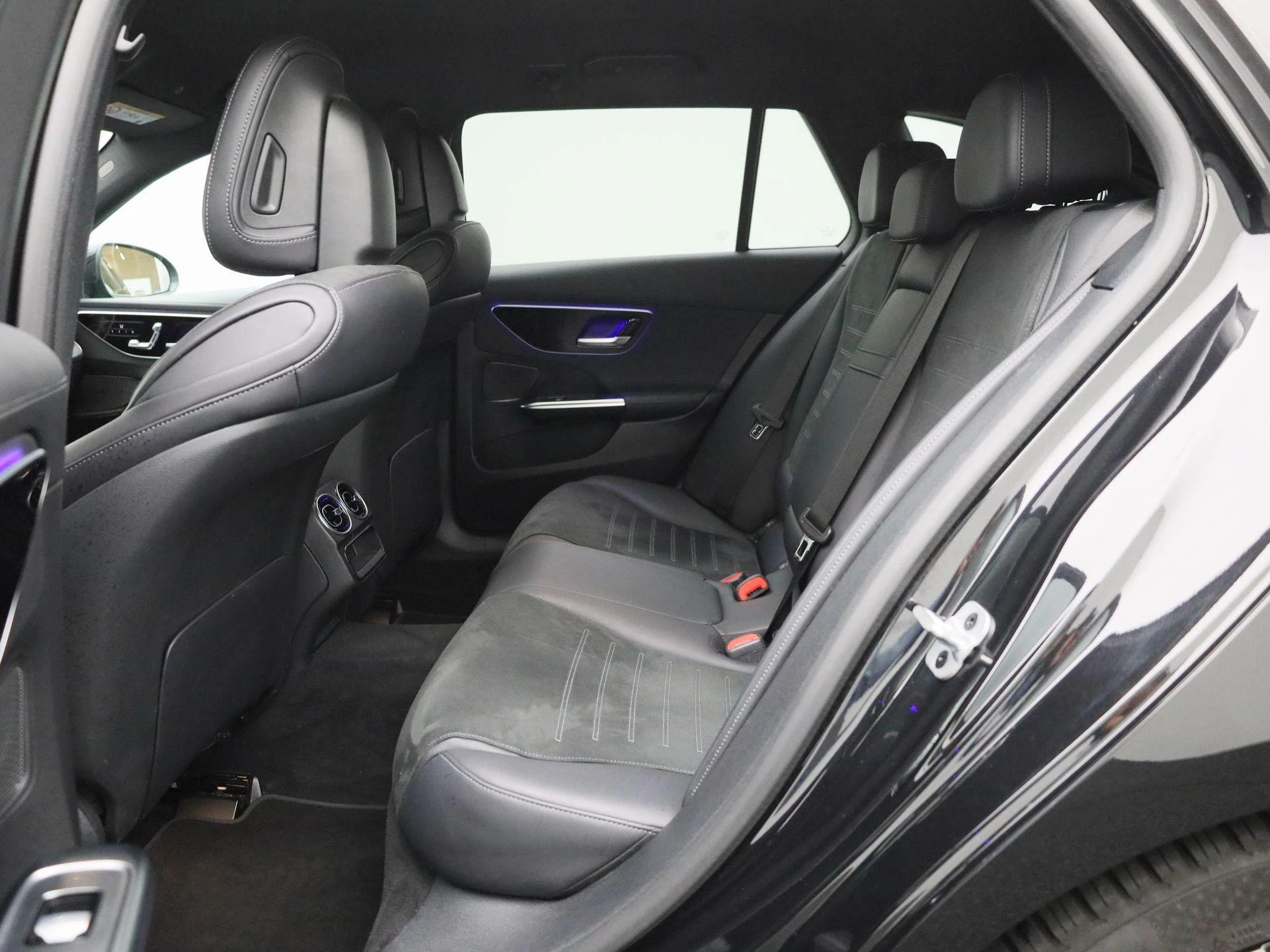 Mercedes-Benz-C-Klasse-image-10