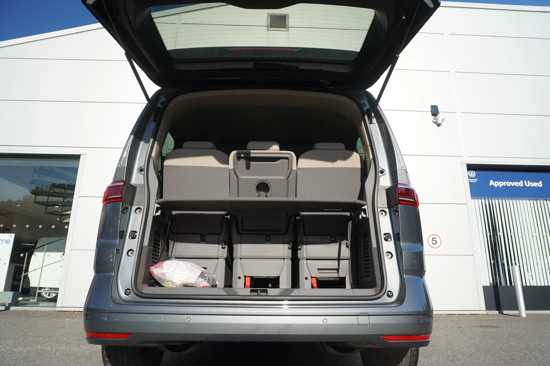 Volkswagen-Multivan-image-18