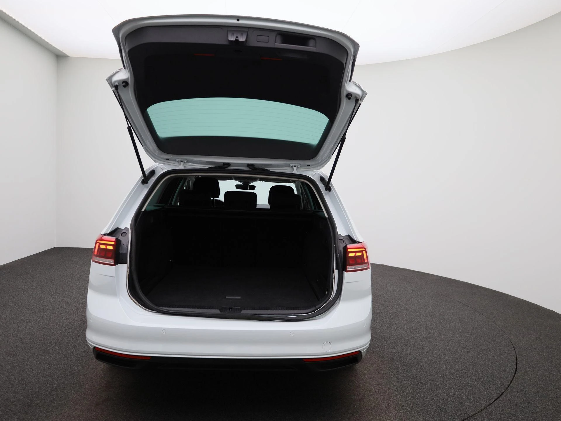 Volkswagen-Passat-image-10