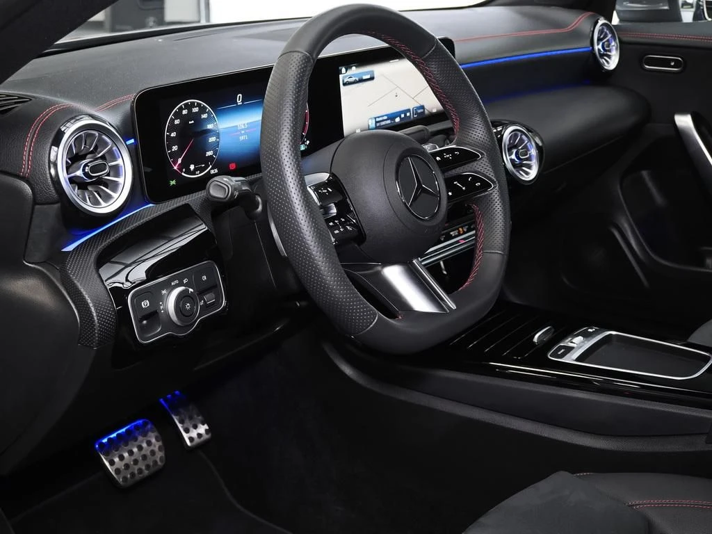 Mercedes-Benz-CLA 200 d-image-9
