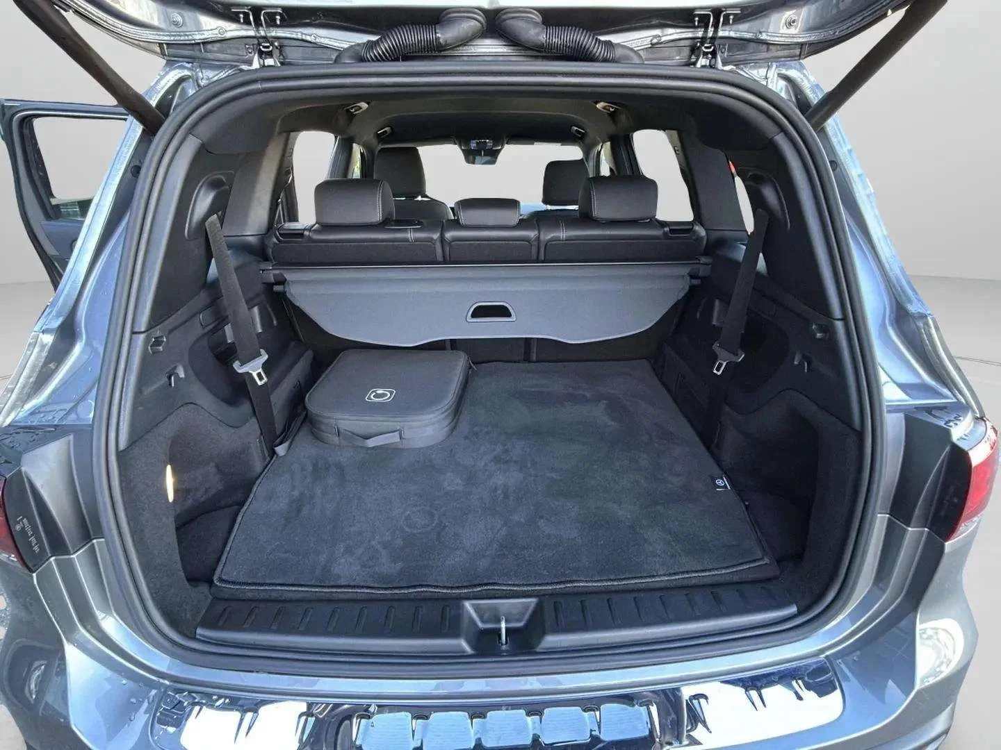 Mercedes-Benz-EQB-image-18