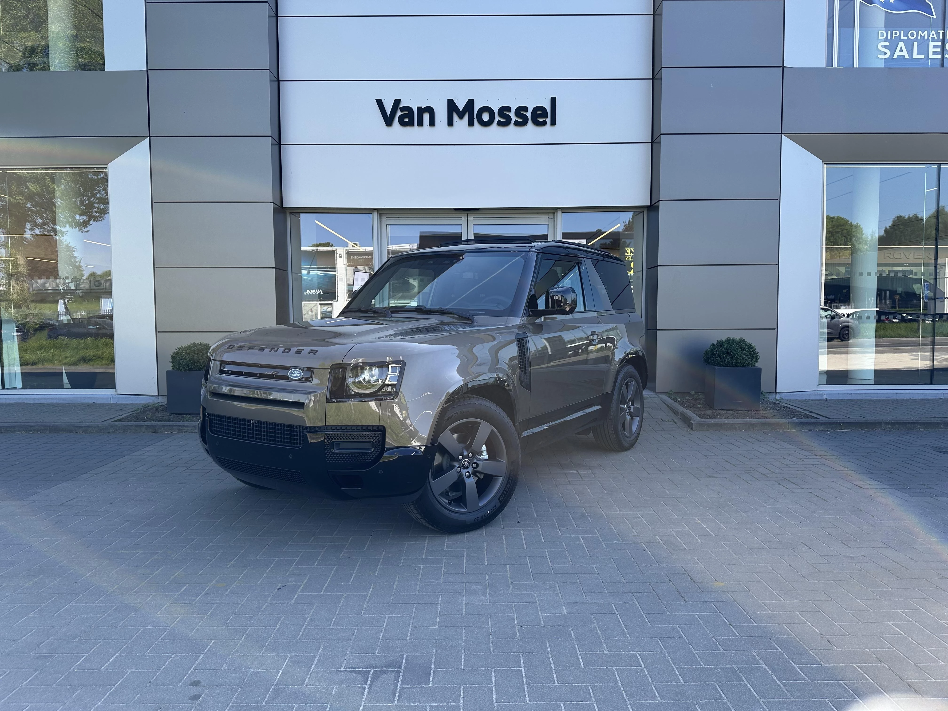 Land Rover-Defender-image-0