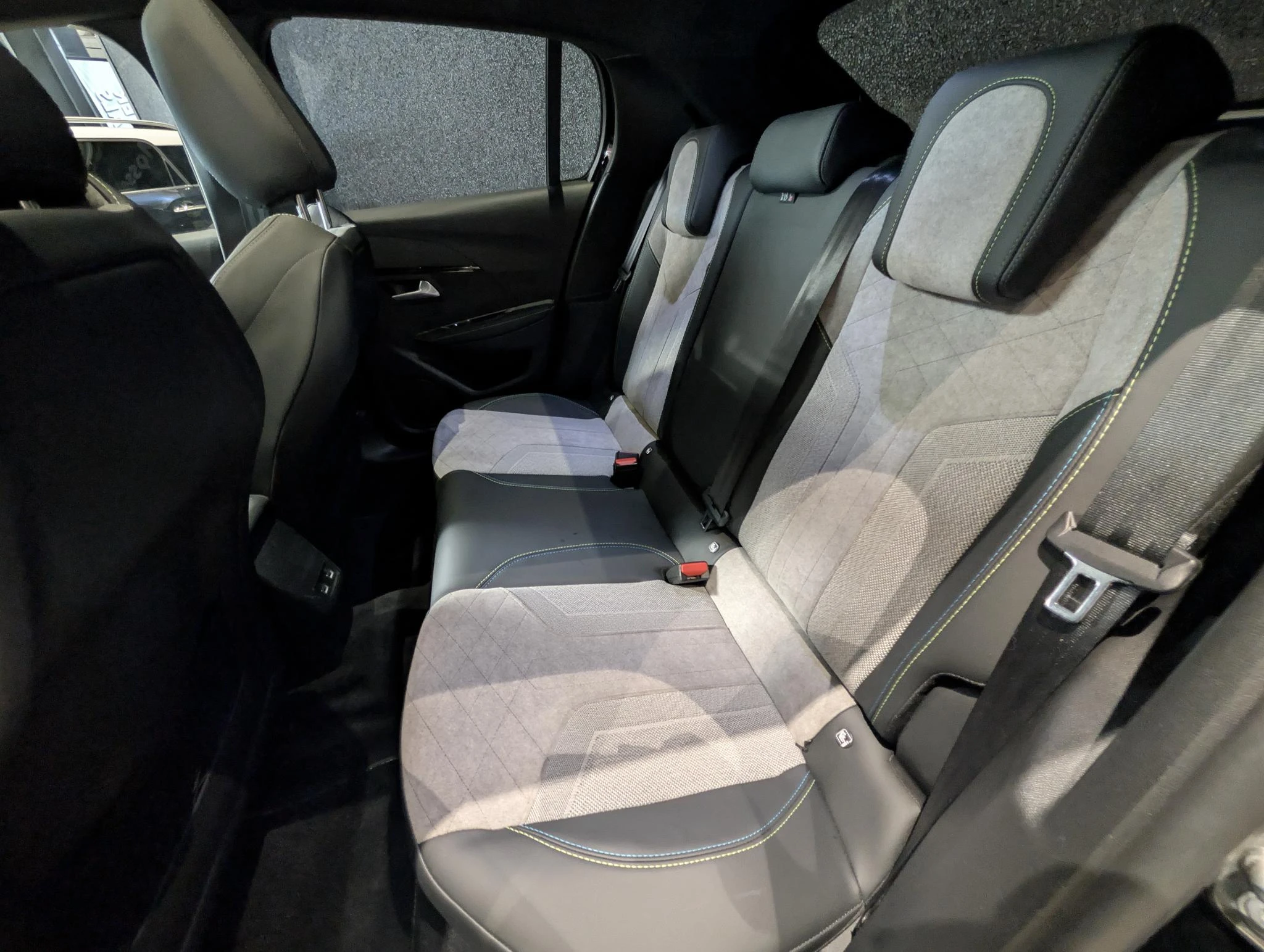 Peugeot-e-208-image-26