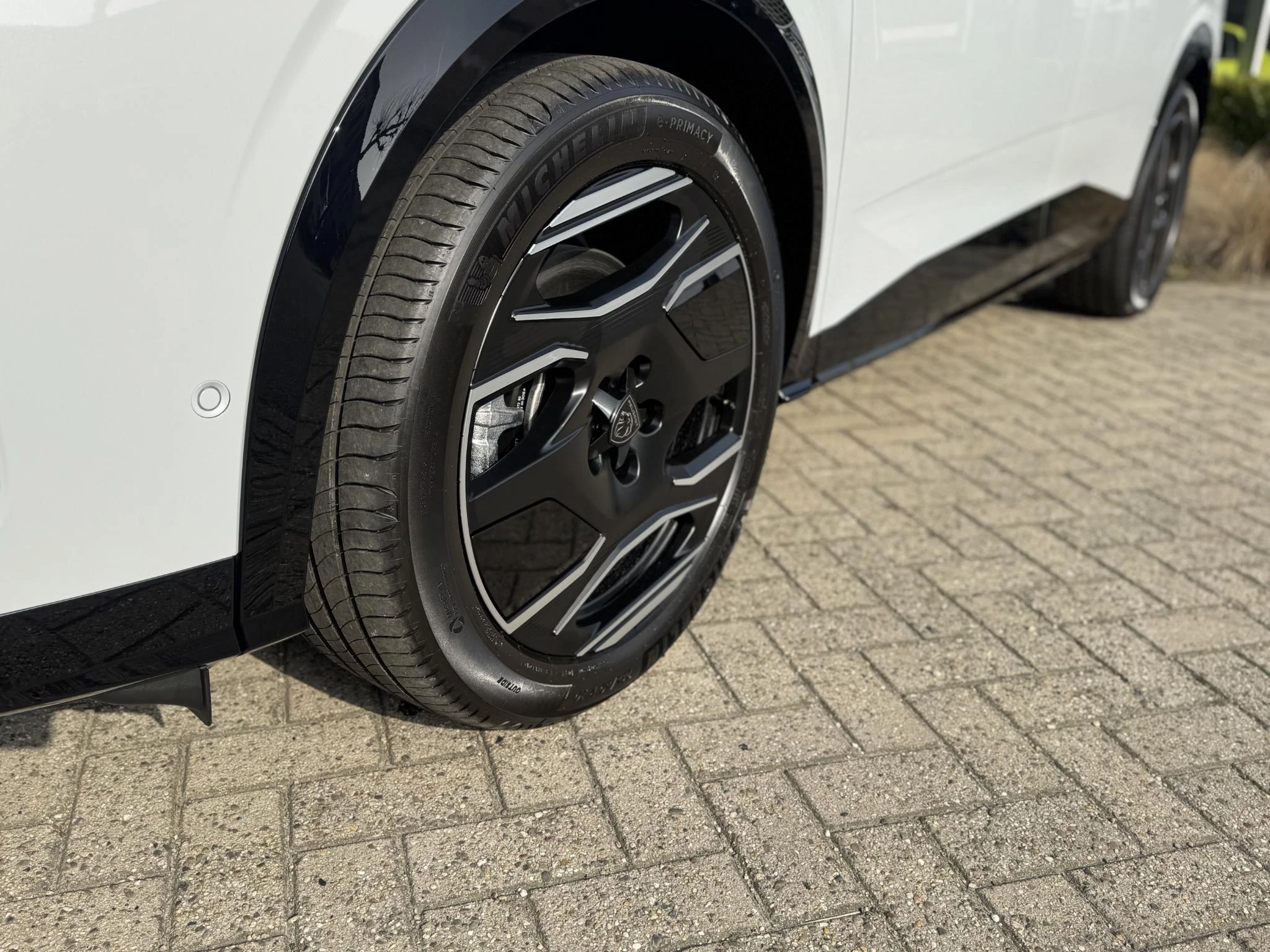 Peugeot-e-5008-image-9