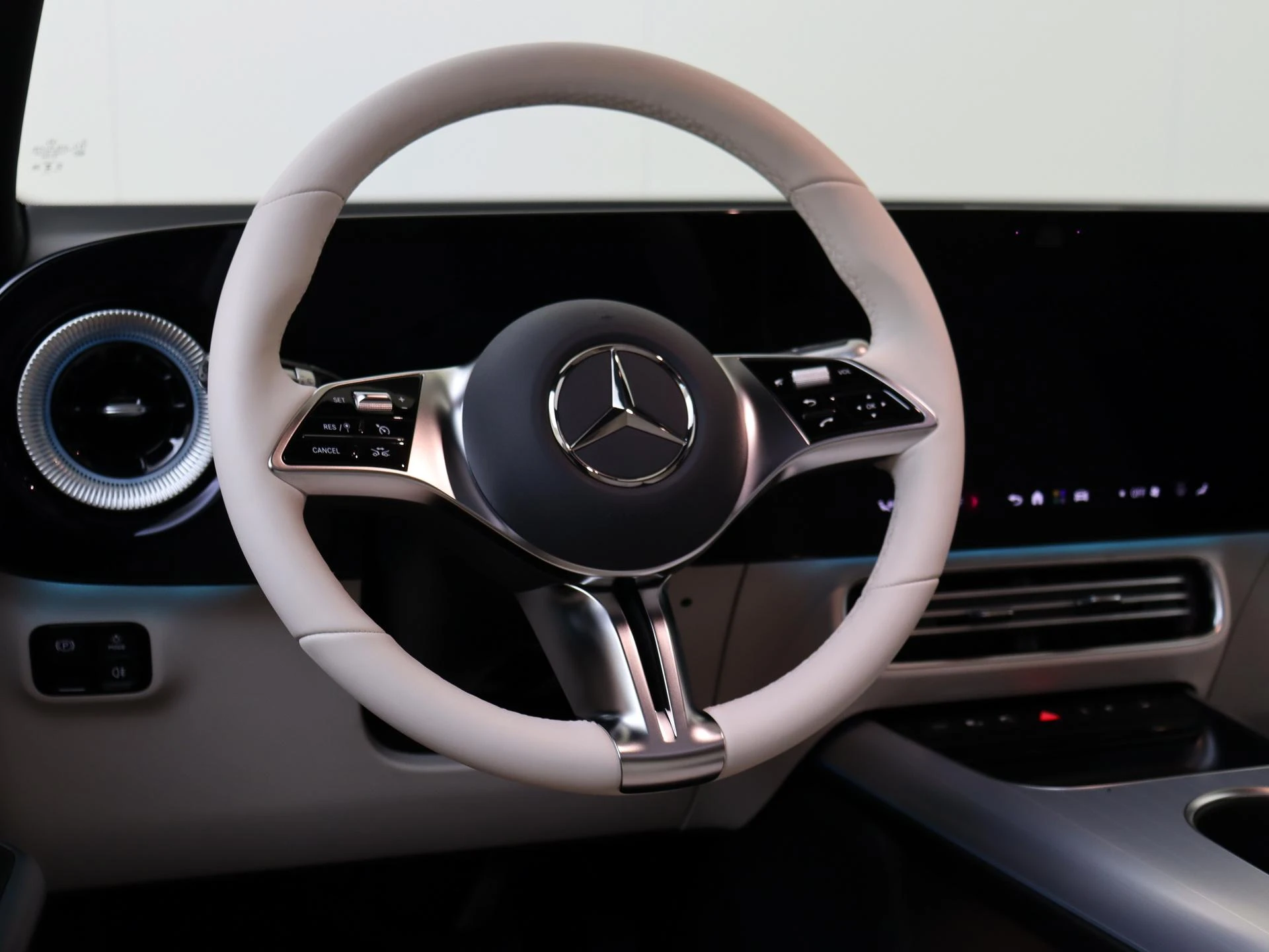 Mercedes-Benz-GLB-image-9