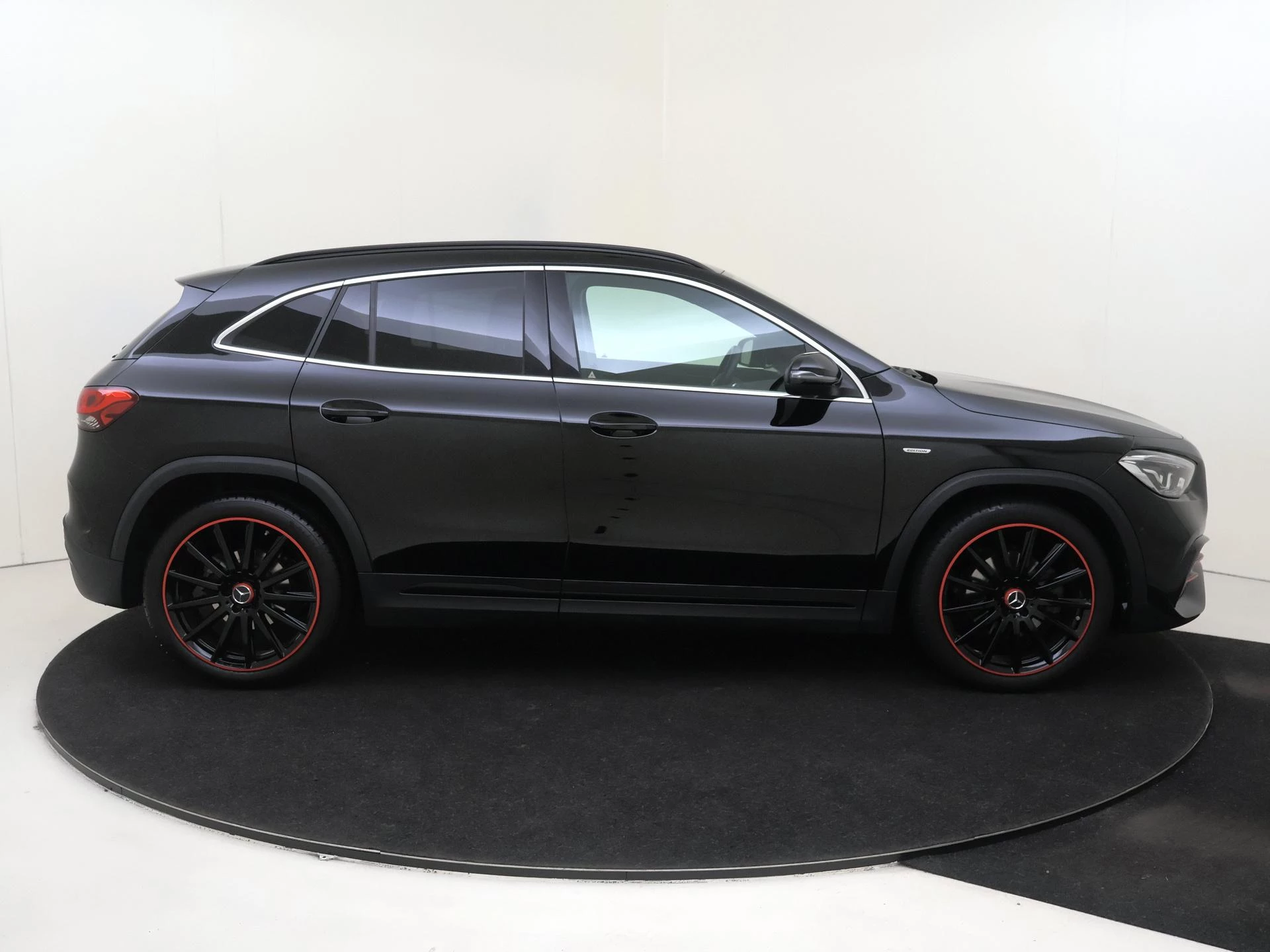 Mercedes-Benz-GLA-image-8