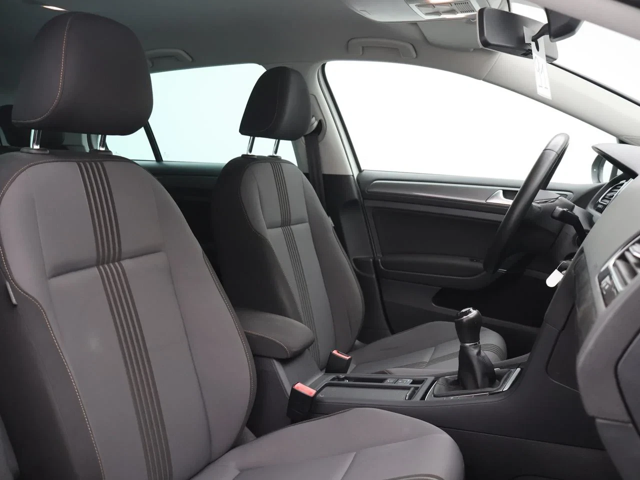 Volkswagen-Golf-image-2