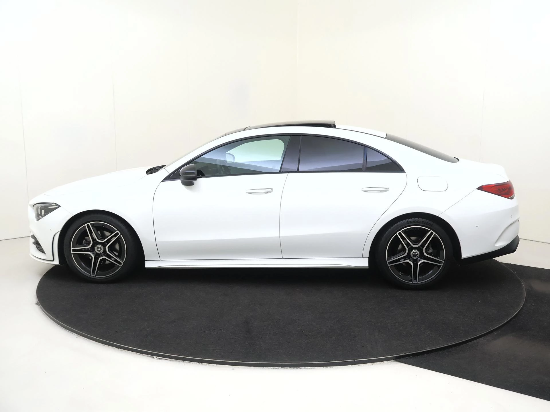 Mercedes-Benz-CLA-image-7