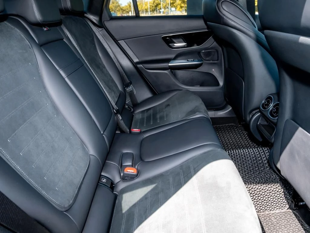 Mercedes-Benz-GLC 300 d-image-12