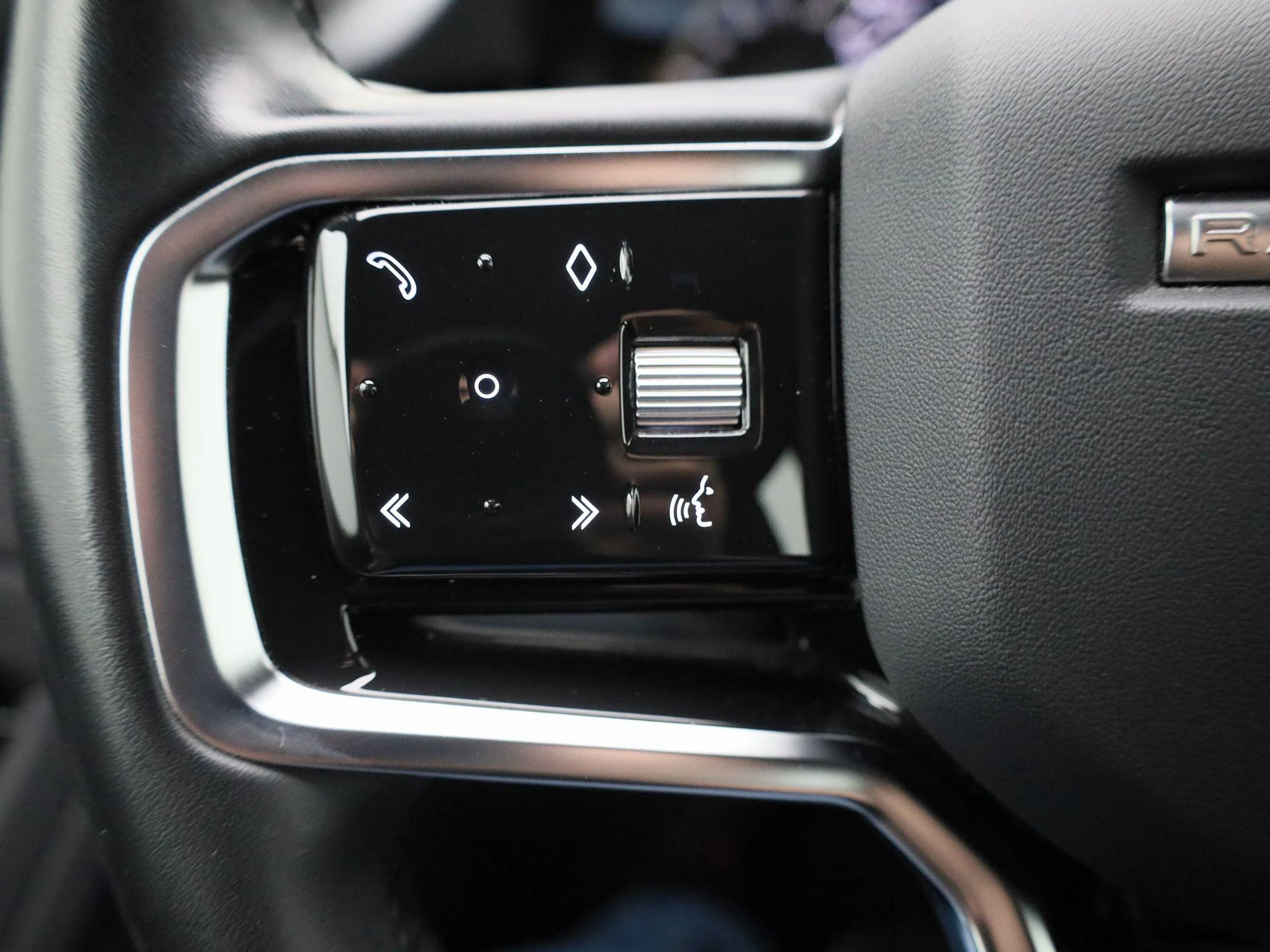 Land Rover-Range Rover Evoque-image-19