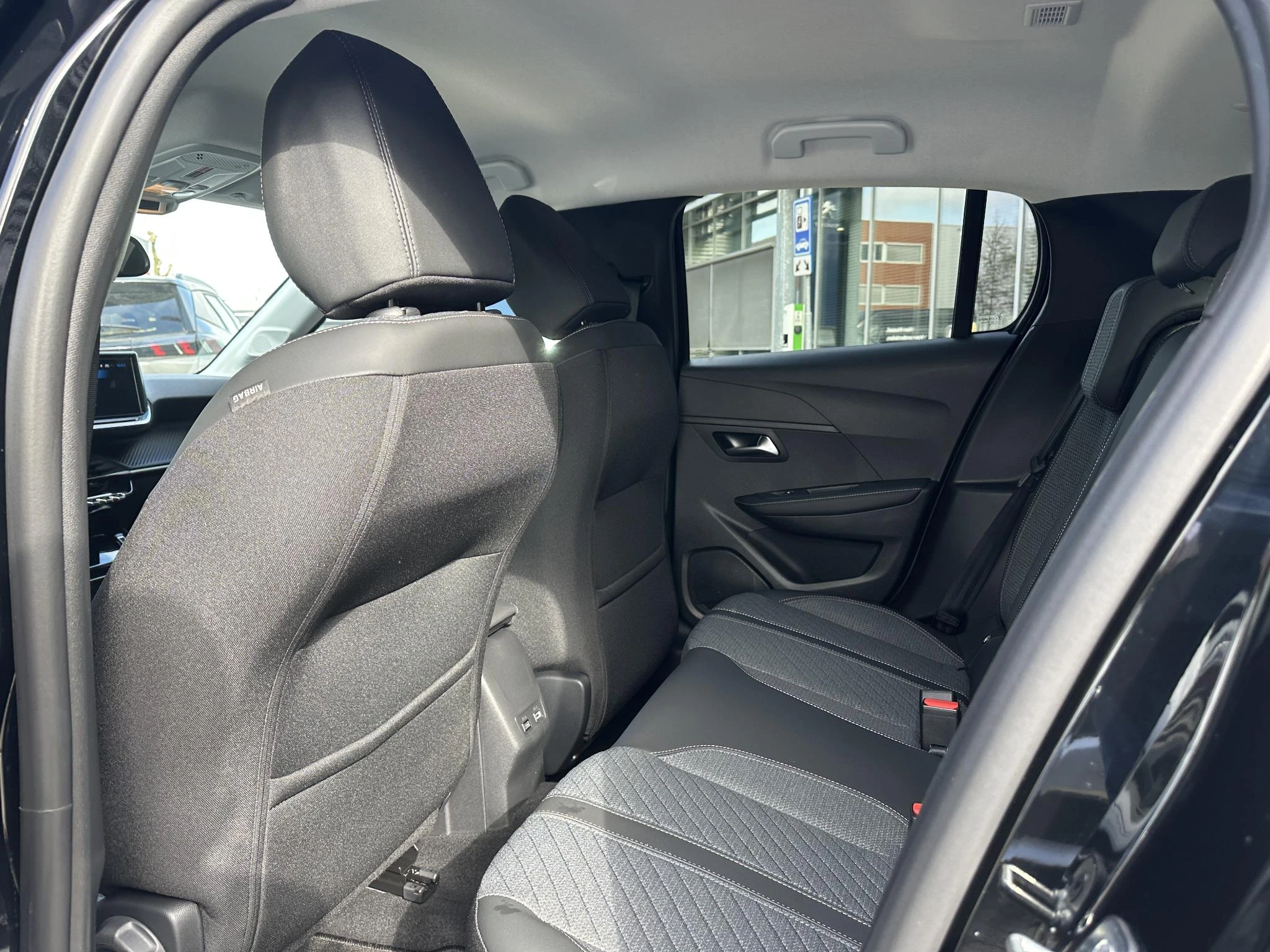 Peugeot-e-208-image-7