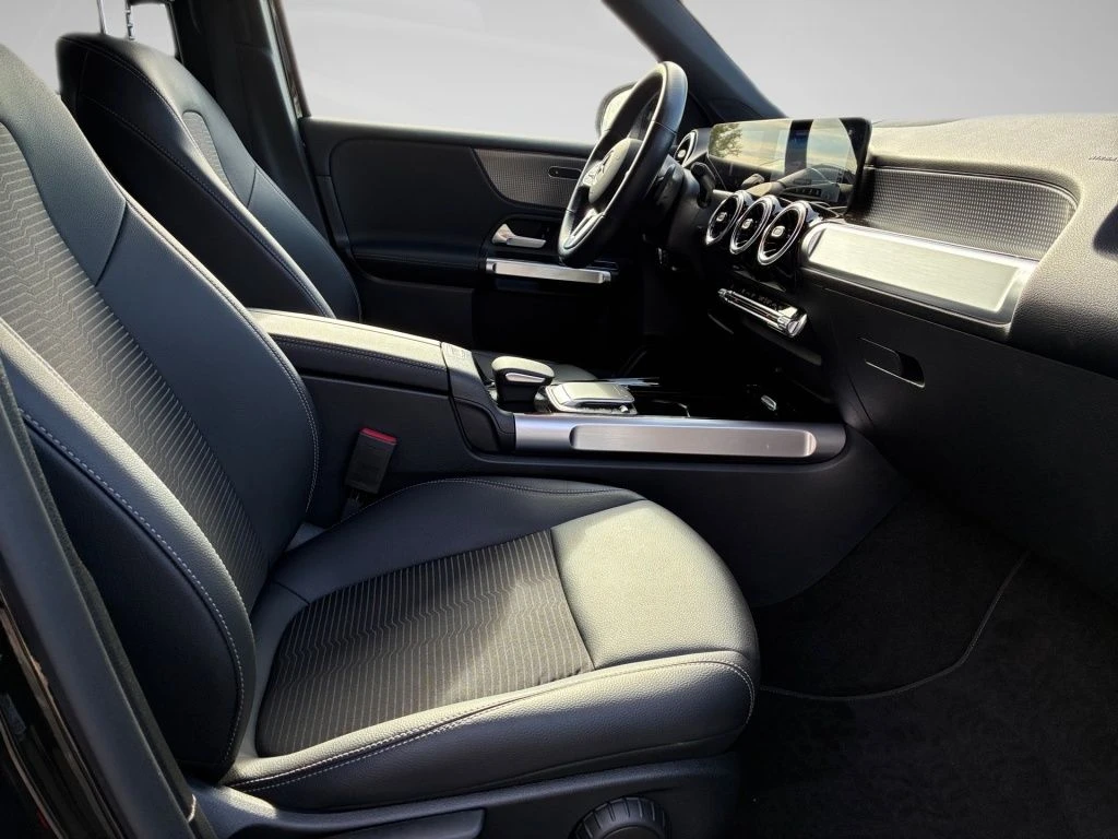 Mercedes-Benz-GLB 180-image-15