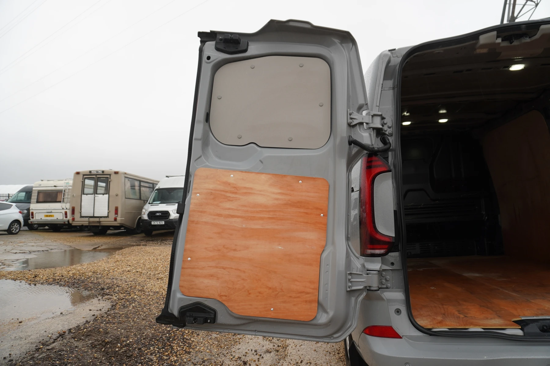 Volkswagen-Transporter-image-42