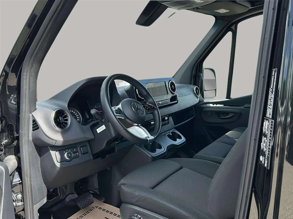 Mercedes-Benz-Sprinter-image-9