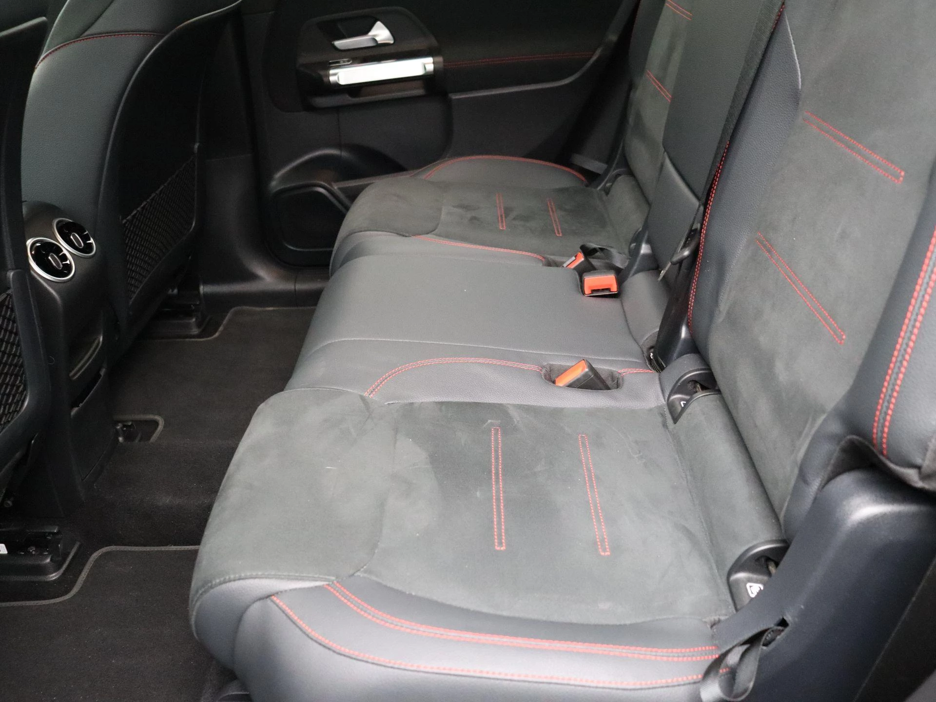 Mercedes-Benz-EQB-image-13