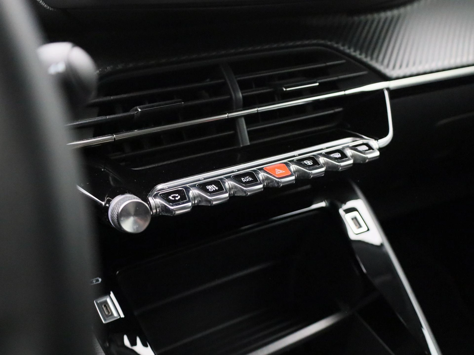 Peugeot-e-208-image-14