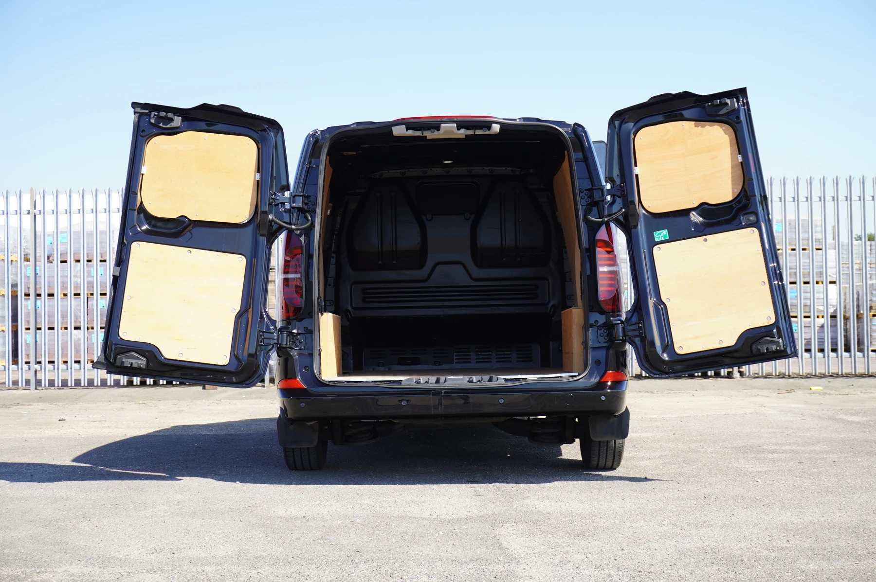 Volkswagen-Transporter-image-21