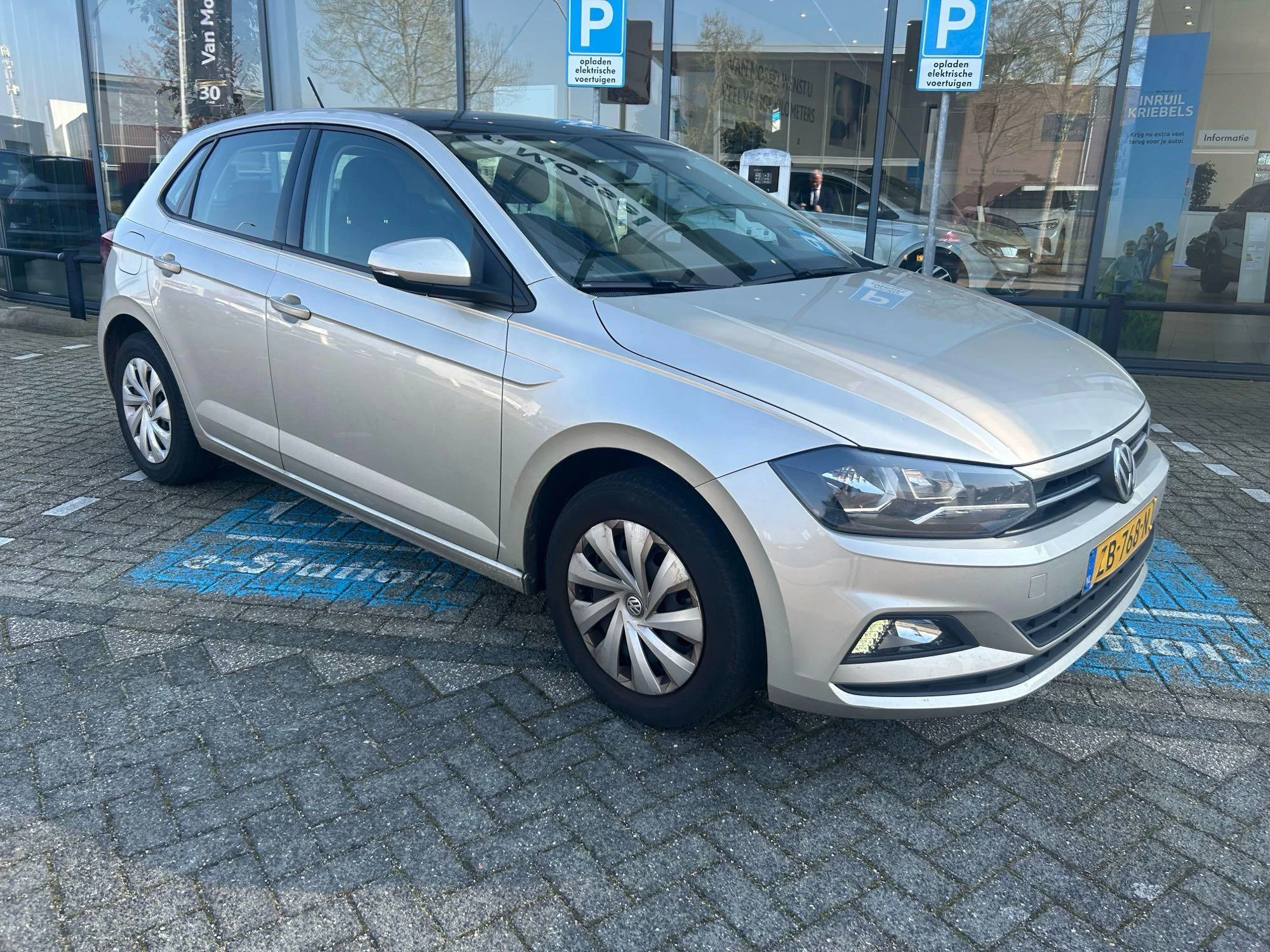 Volkswagen-Polo-image-4