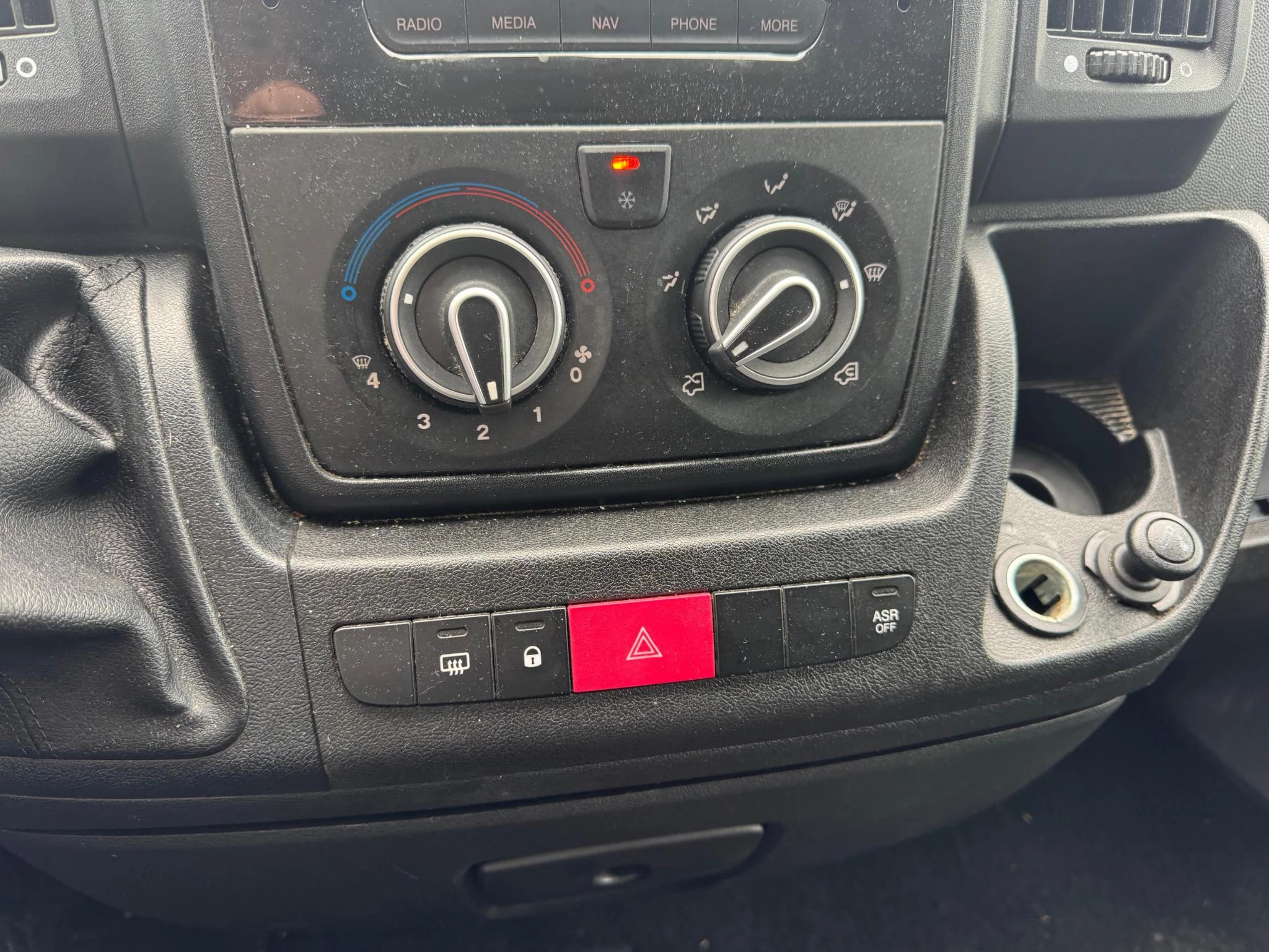 Peugeot Boxer 330 2.2 BlueHDi 120 L2H2 Asphalt