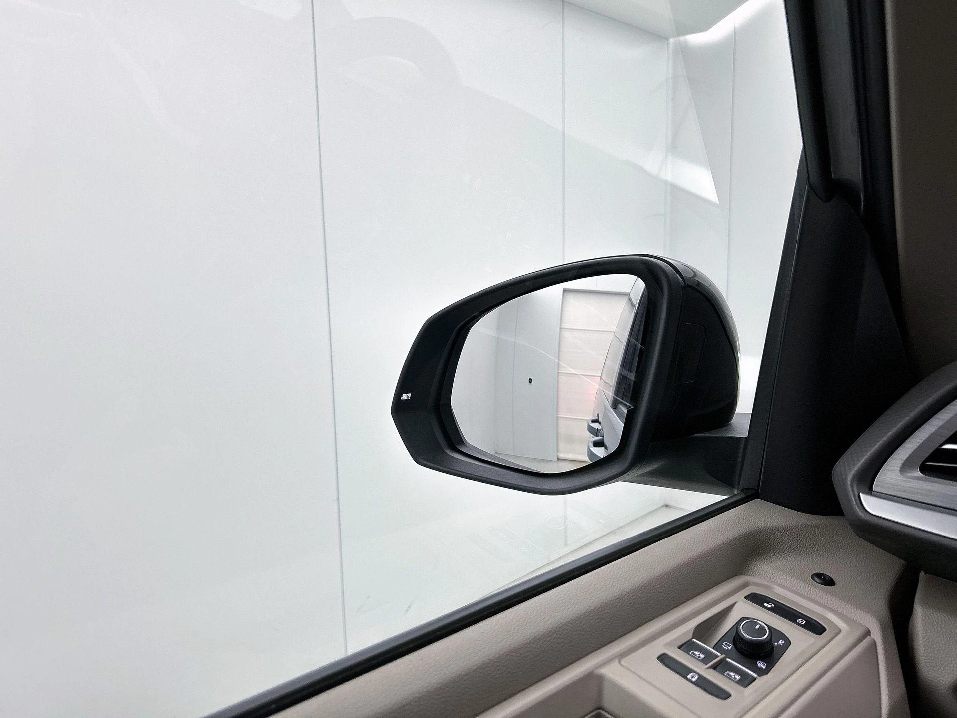 Volkswagen-Multivan-image-20