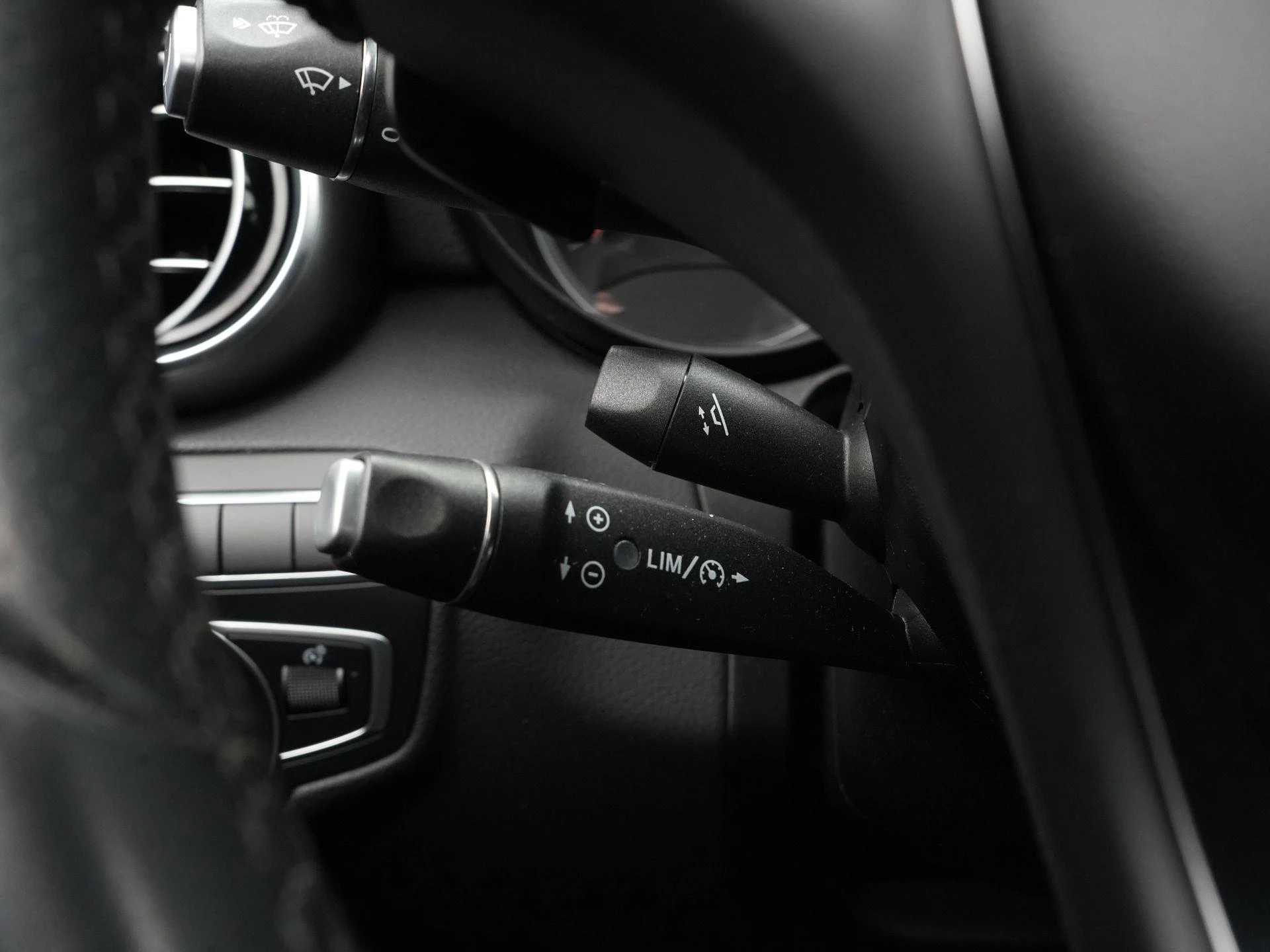 Mercedes-Benz-GLC-image-25