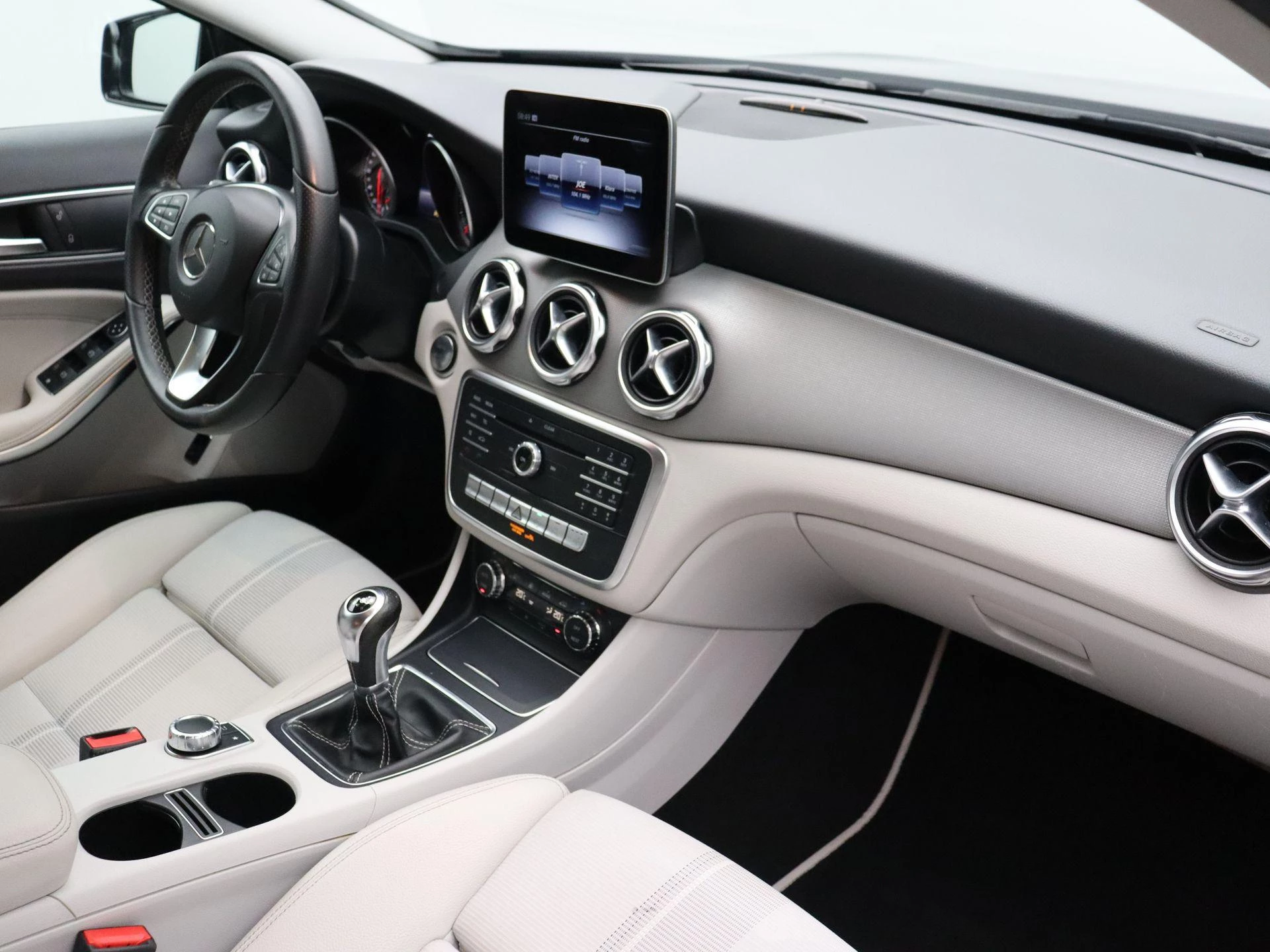 Mercedes-Benz GLA 200 d Business Solution + LED + AUTO AIRCO + CAMERA +
