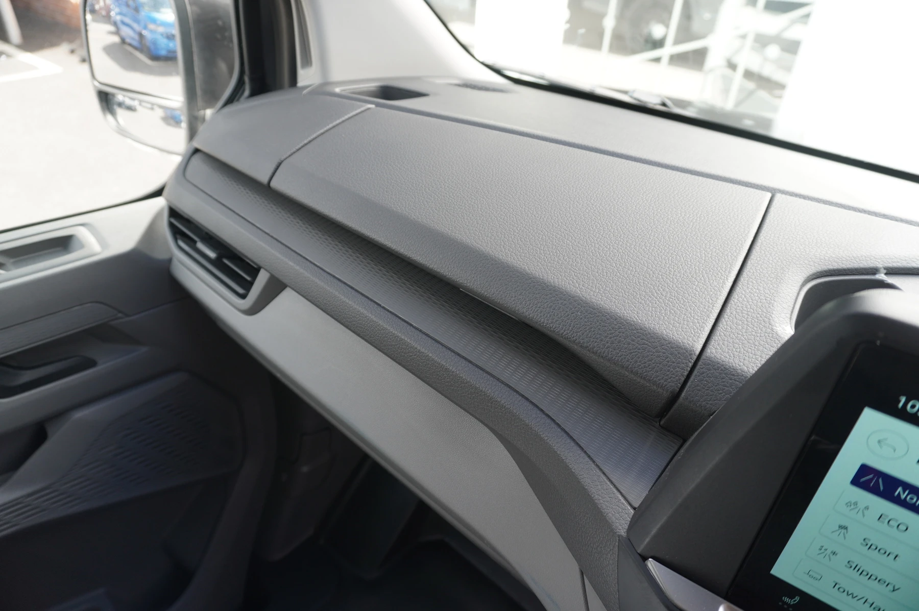 Volkswagen-Transporter-image-41