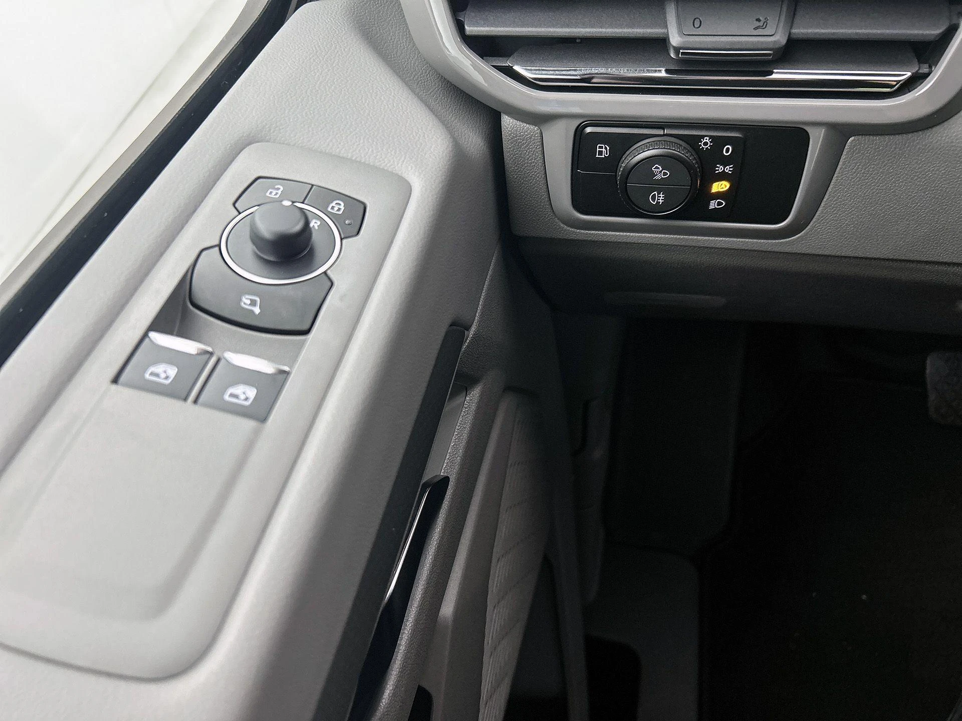 Volkswagen-Transporter-image-33