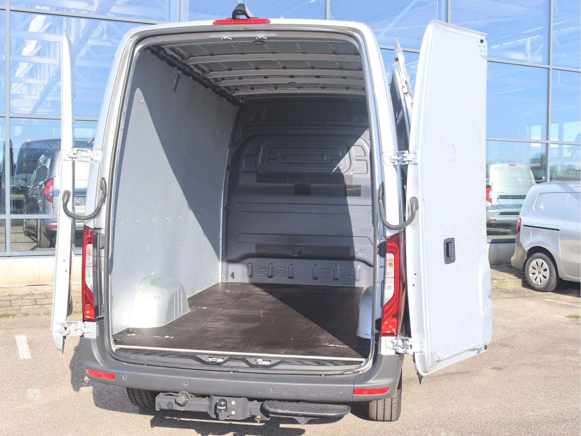 Mercedes-Benz-Sprinter-image-2