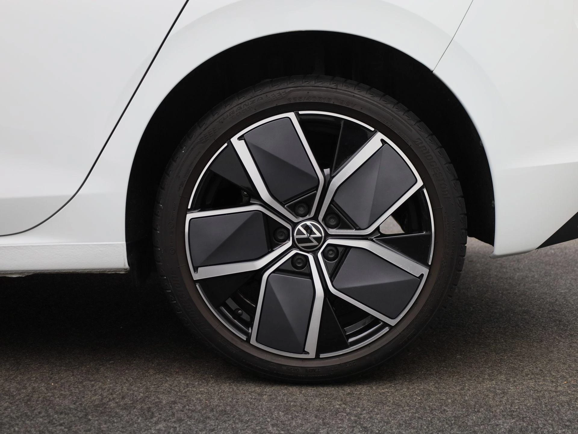 Volkswagen-Golf-image-12